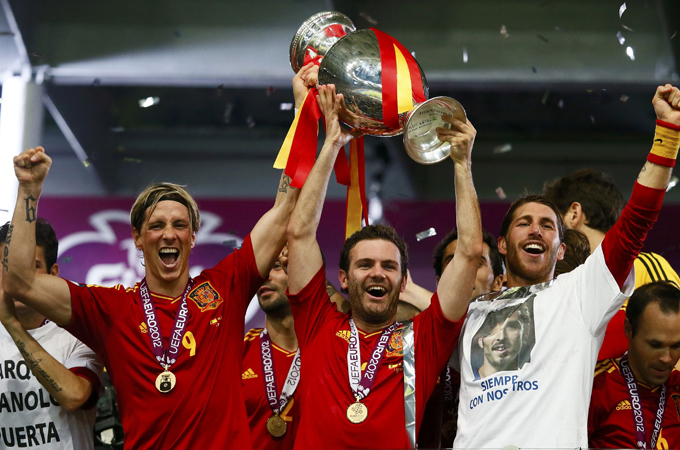 Spain's Fernando Torres, Juan Mata, Sergio Ramos and Andres Iniesta (L-R) lift up the trophy after defeating Italy to win the Euro 2012 final in Kiev, Ukraine on July 1, 2012. [Kai Pfaffenbach/Reuters]