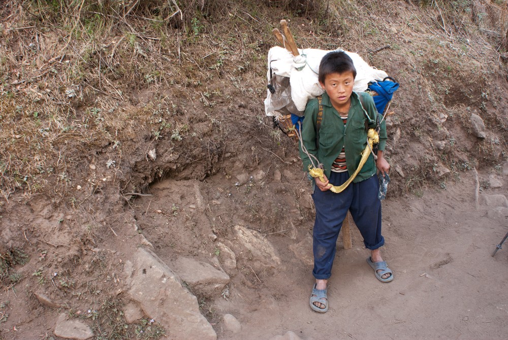 <p>Children as young as 12 often work as porters, although the legal minimum age is 16. They regularly carry loads of up to 70 kilograms.</p>