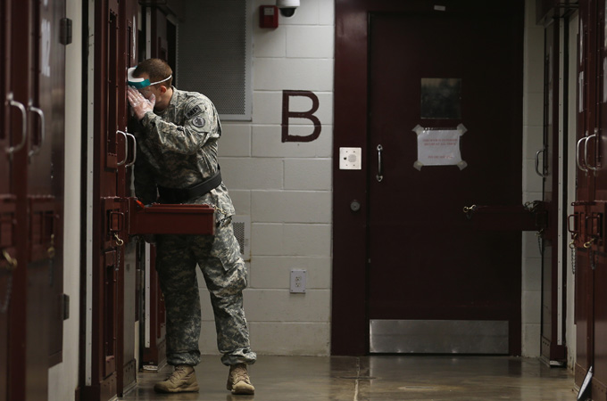 U.S. appeals court reinstates new Guantanamo detainee searches