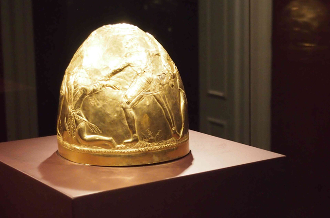 A museum in the Netherlands is not sure where to send back Crimean gold [Benjamin  Durr/Al Jazeera]