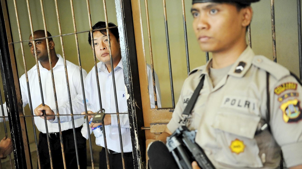 Australians Andrew Chan and Myuran Sukumaran stand in a holding cell in the Denpasar court in Bali [Reuters]