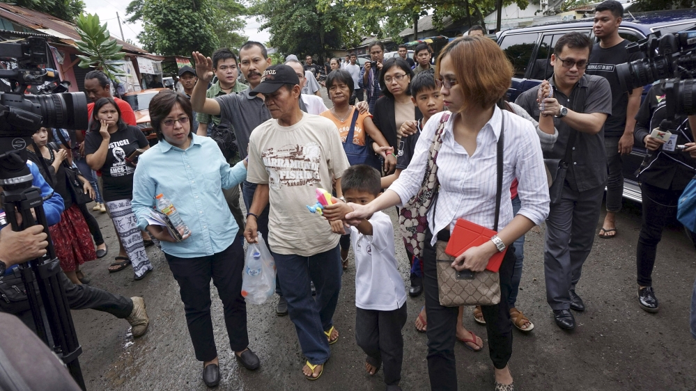 The family of Philippine death row prisoner Mary Jane Veloso arrive at the port to take a ferry to the prison island of Nusakambangan in Central Java, Indonesia