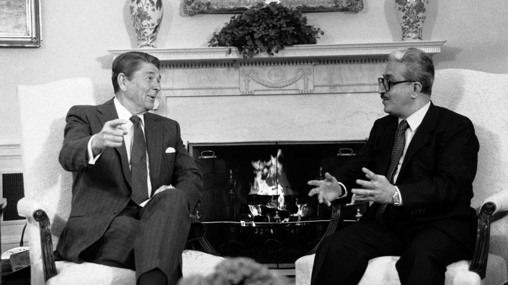 US President Ronald Reagan talking with Tariq Aziz (1984) [AP]