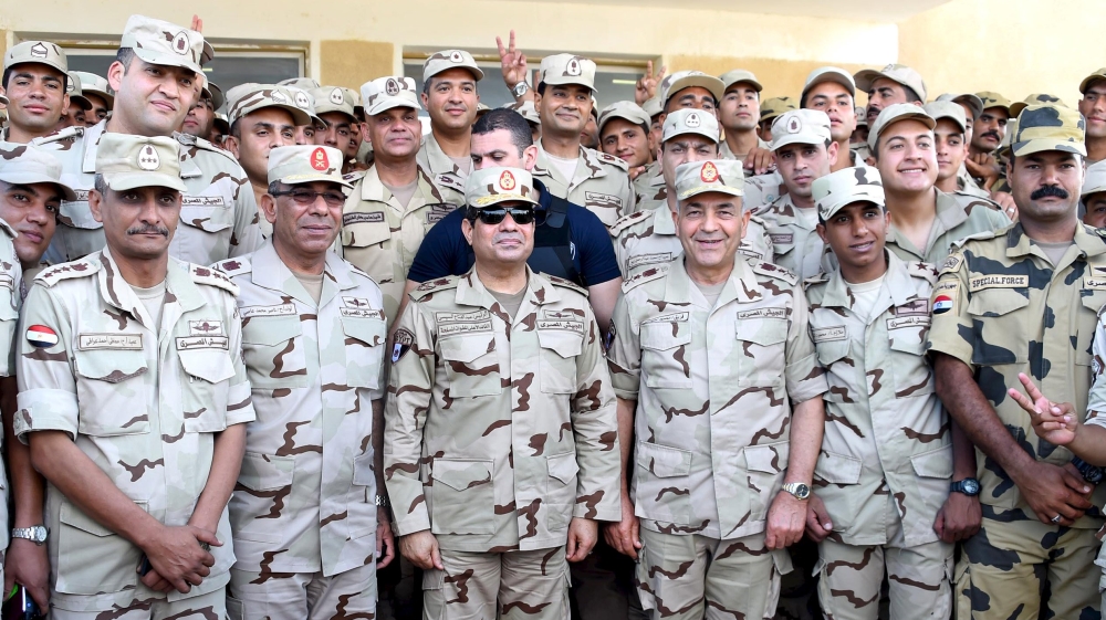 Egyptian President Sisi poses for a photograph with members of the Egyptian armed forces, after travelling to the troubled northern part of the Sinai peninsula to inspect troops