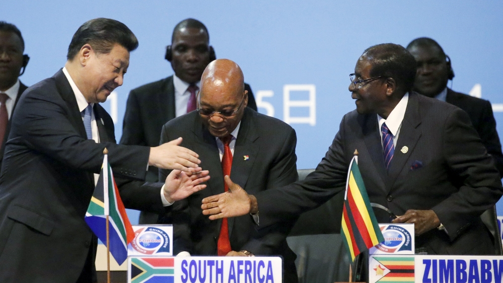 Xi shakes hands with Mugabe in Sandton