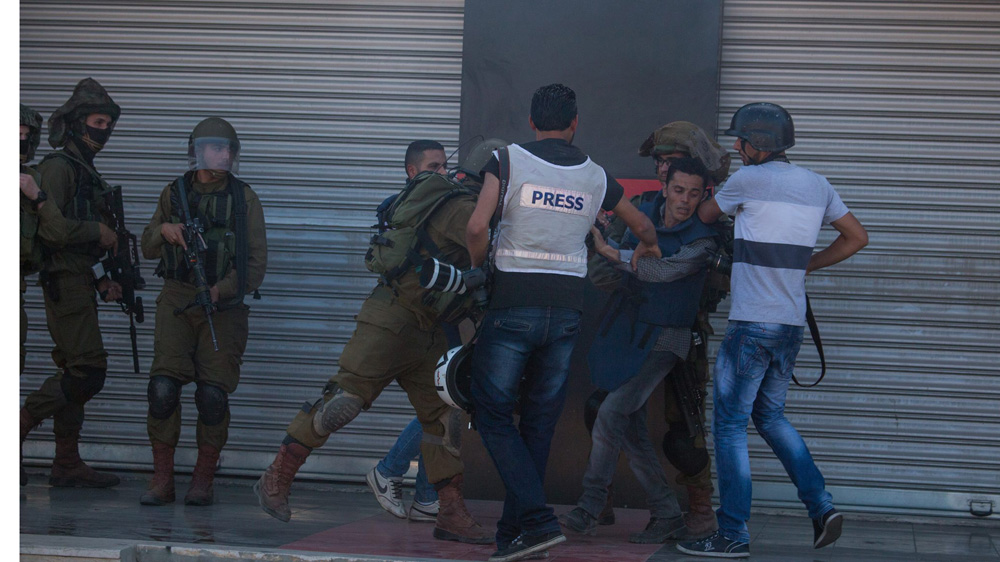 Israali troop attack Palestinian press