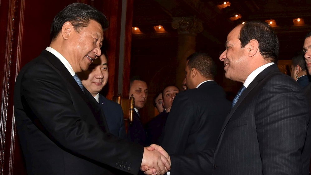 Egyptian President Abdel Fattah al-Sisi greets Chinese President Xi Jinping in Abdeen palace during the Chinese president''s first day of his visit, in Cairo, Egypt [REUTERS]