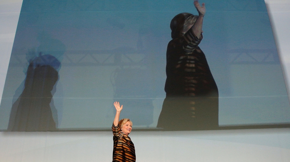 U.S. Democratic presidential candidate Hillary Clinton waves after speaking at the Congressional Hispanic Caucus Institute''s 39th Annual Gala Dinner in Washington