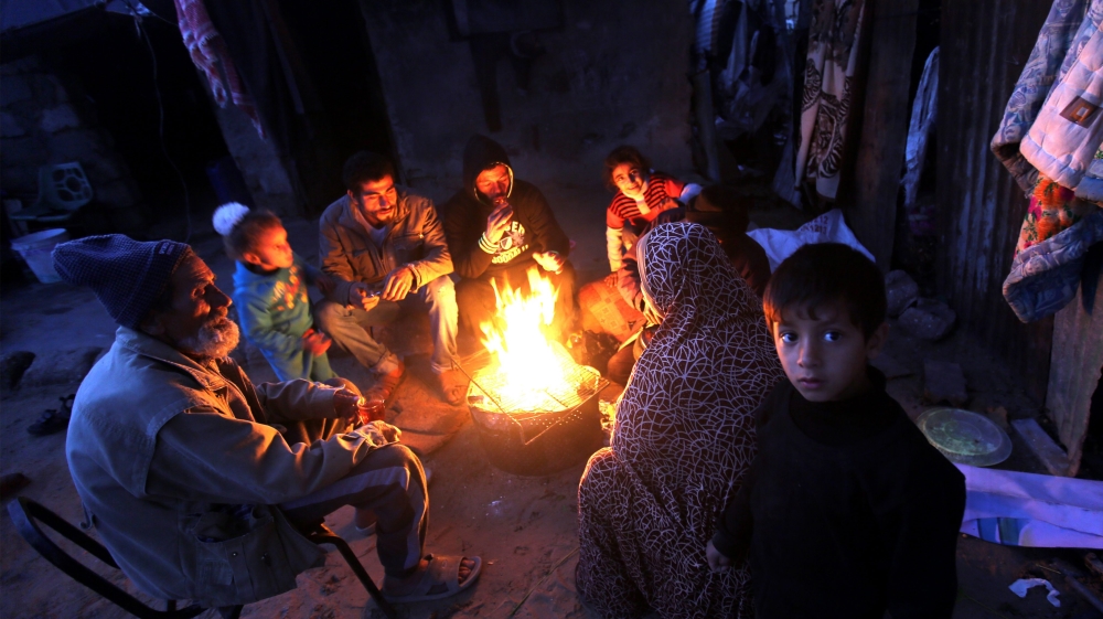 Refugees in Khan Younis camp brave cold weather