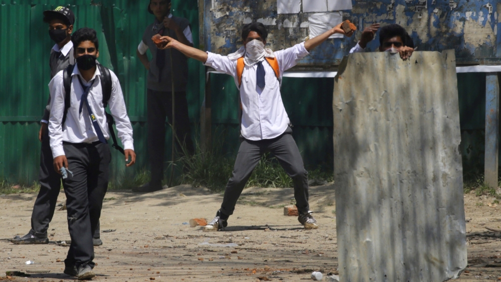 Clashes between Kashmiri students and Indian Police in Srinagar
