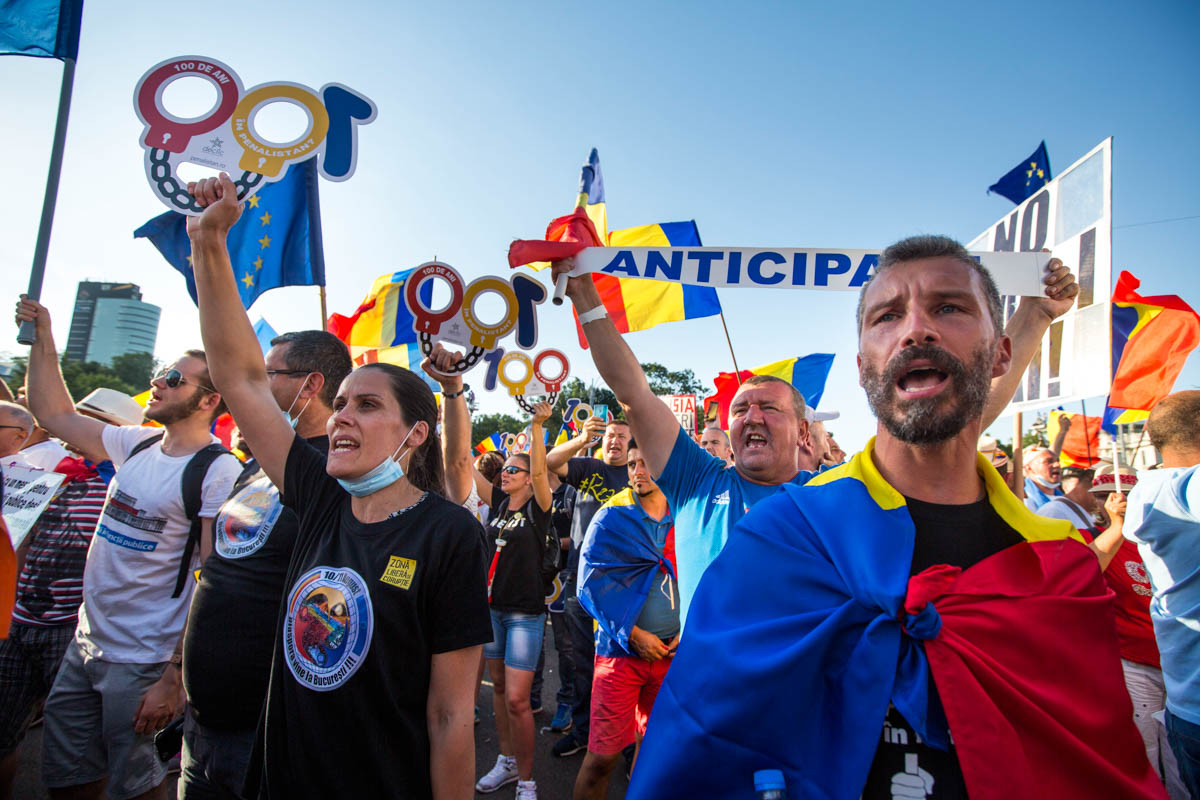 “We are working abroad and spending our money here, they are stealing here and spending abroad”, said Nicolae Nicolae, who has been working in various countries around the world as an engineer for the