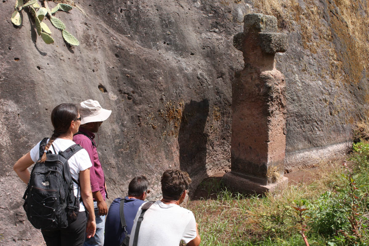 For the past decade, the Lalibela Mission, an international team of specialists, has come to visit the site to better understand its mysterious past. Here the team investigates a large trench running