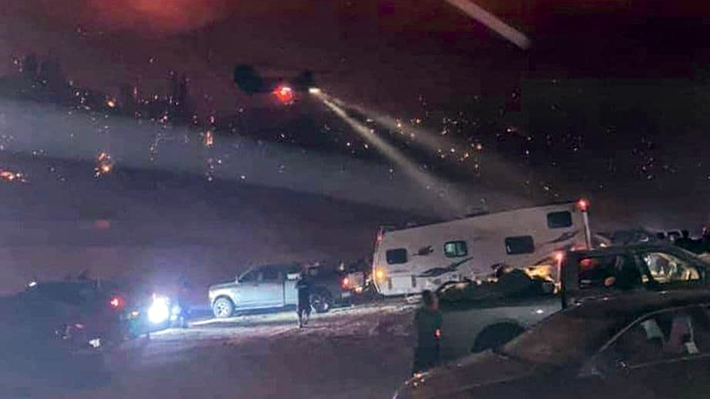 epa08651330 A handout photo made available by the California National Guard shows dozens of evacuees flown to safety by a Cal Guard CH-47 Chinook after being trapped by the Creek Fire near Mammoth Poo