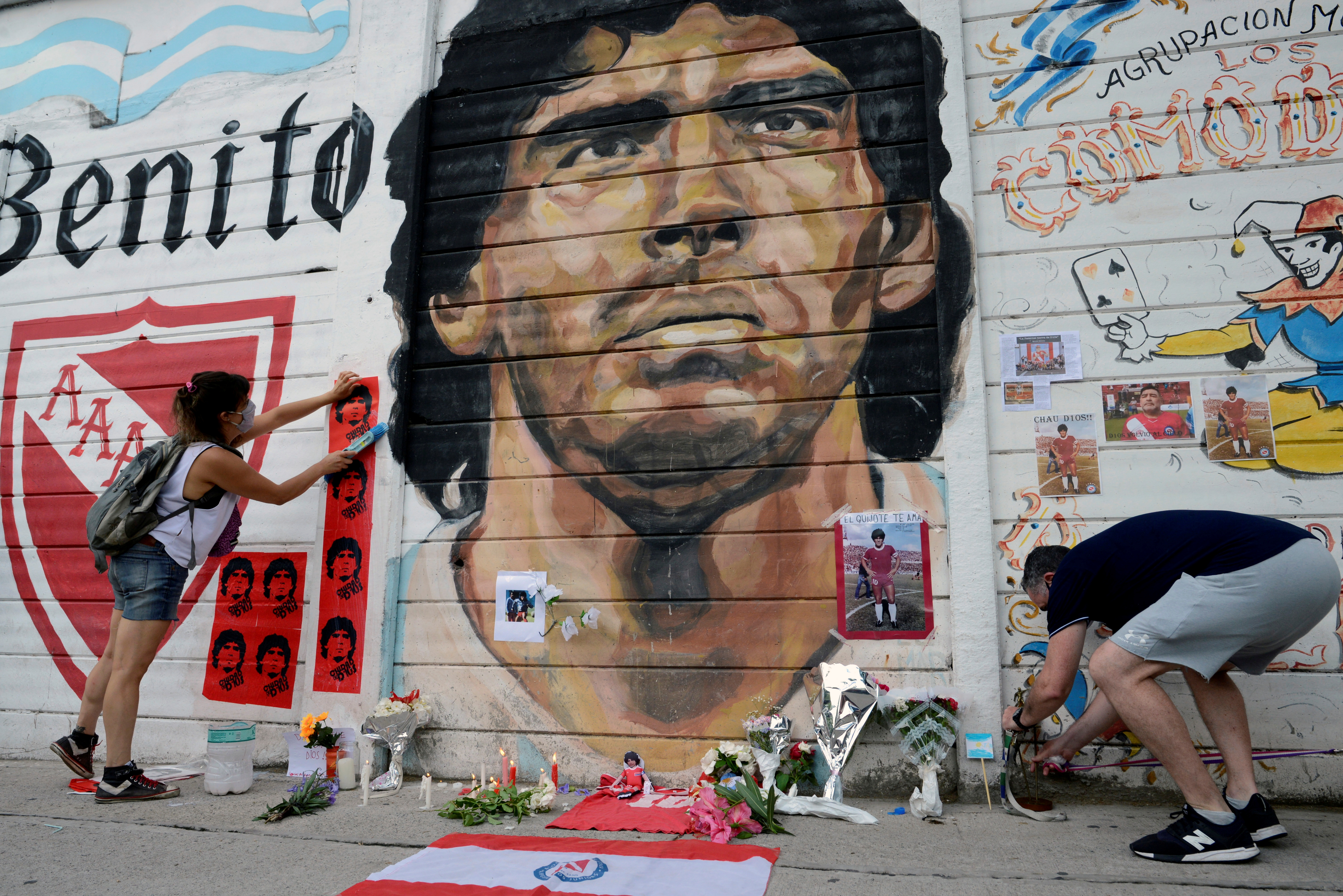 People gather to mourn Maradona&#39;s death outside the Diego Amrando Maradona stadium in Buenos Aires [Magali Druscovich/Reuters]
