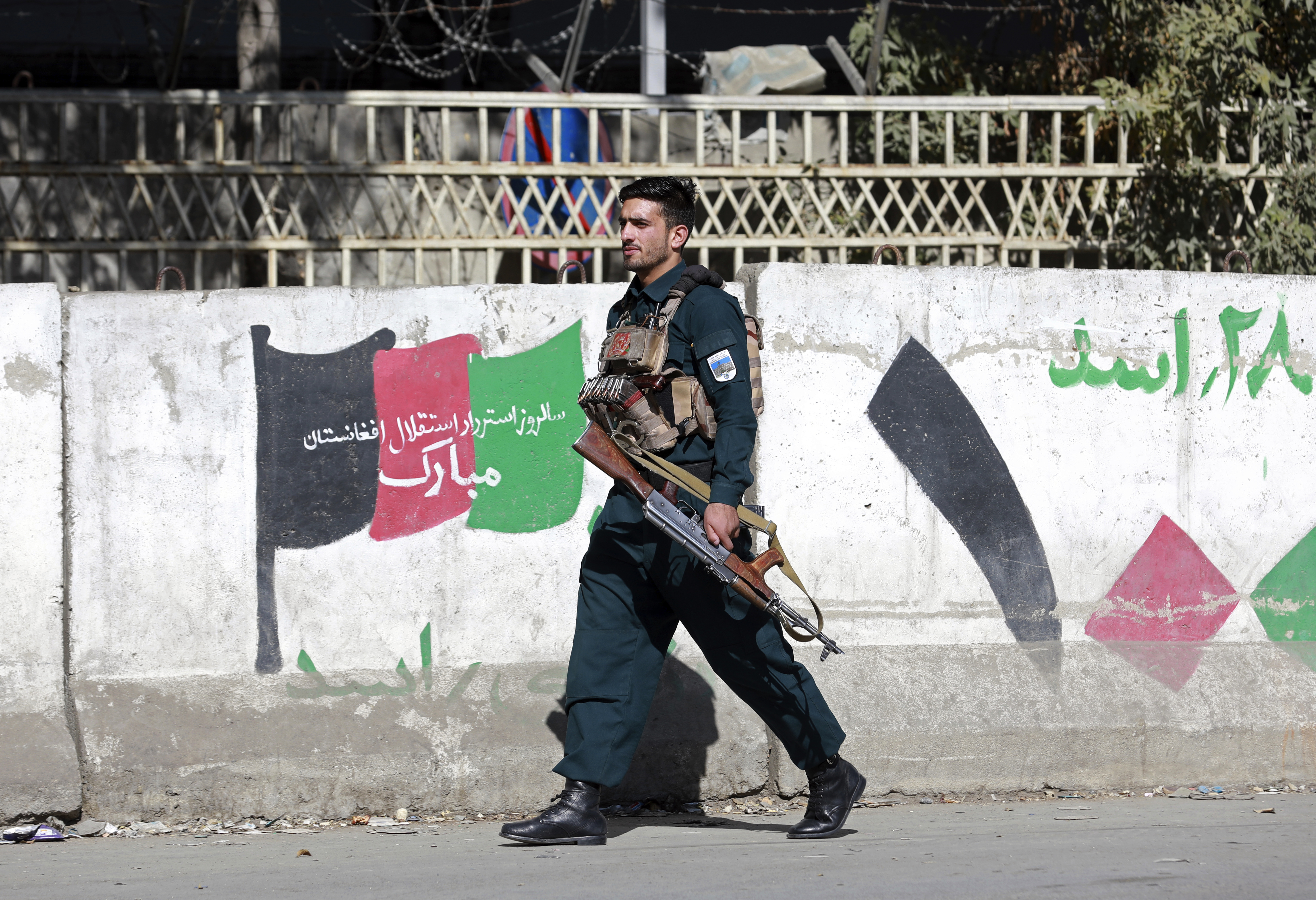 A member of the Afghan security forces arrive at the site of an attack at Kabul University in Kabul [Rahmat Gul/AP Photo]