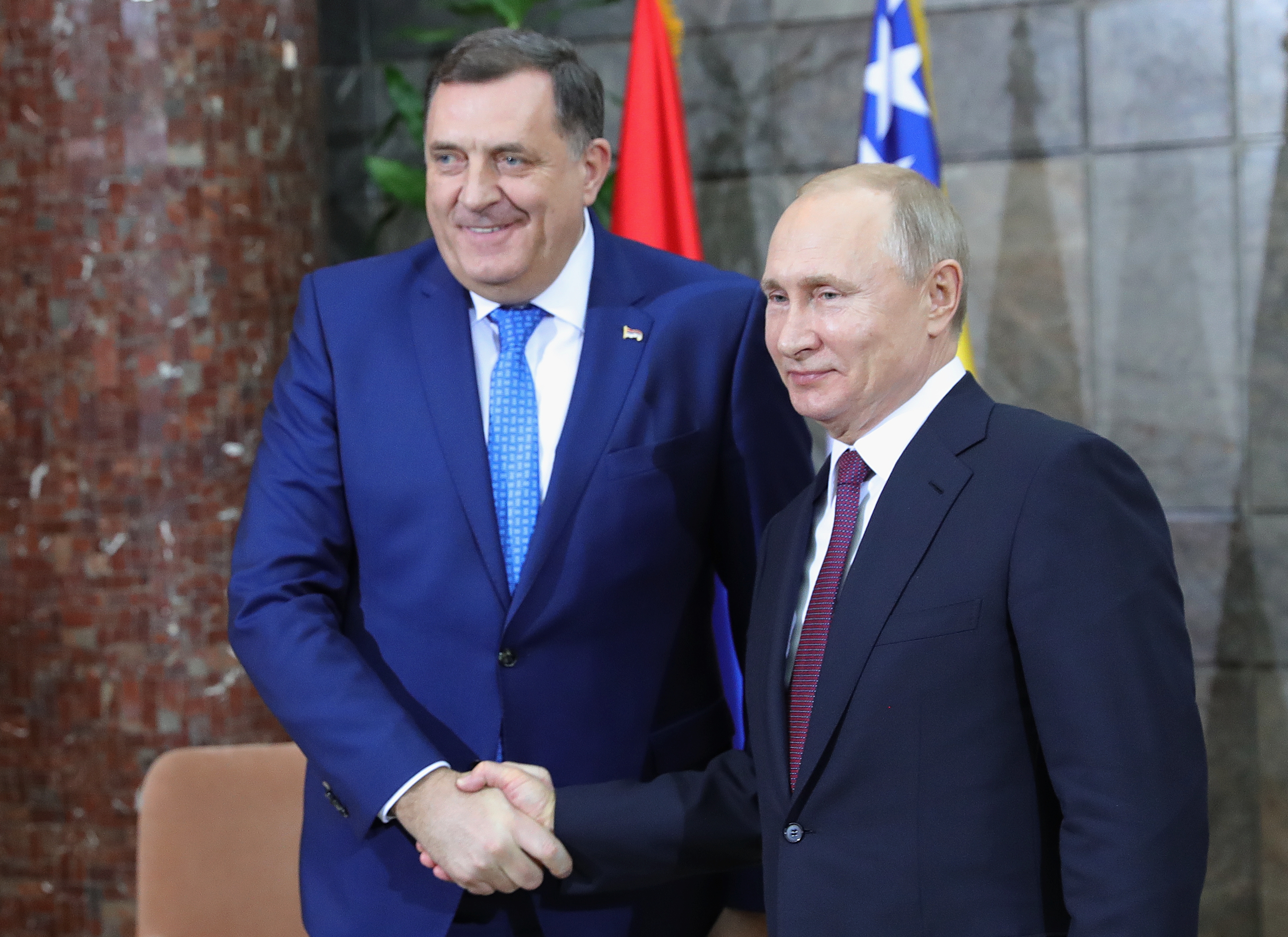Russian President Vladimir Putin shakes hands with the Serb member of Bosnia&#39;s tripartite inter-ethnic presidency, Milorad Dodik, in Belgrade, Serbia January 17, 2019. [Sputnik/Mikhail Klimentyev/Kremlin via Reuters]