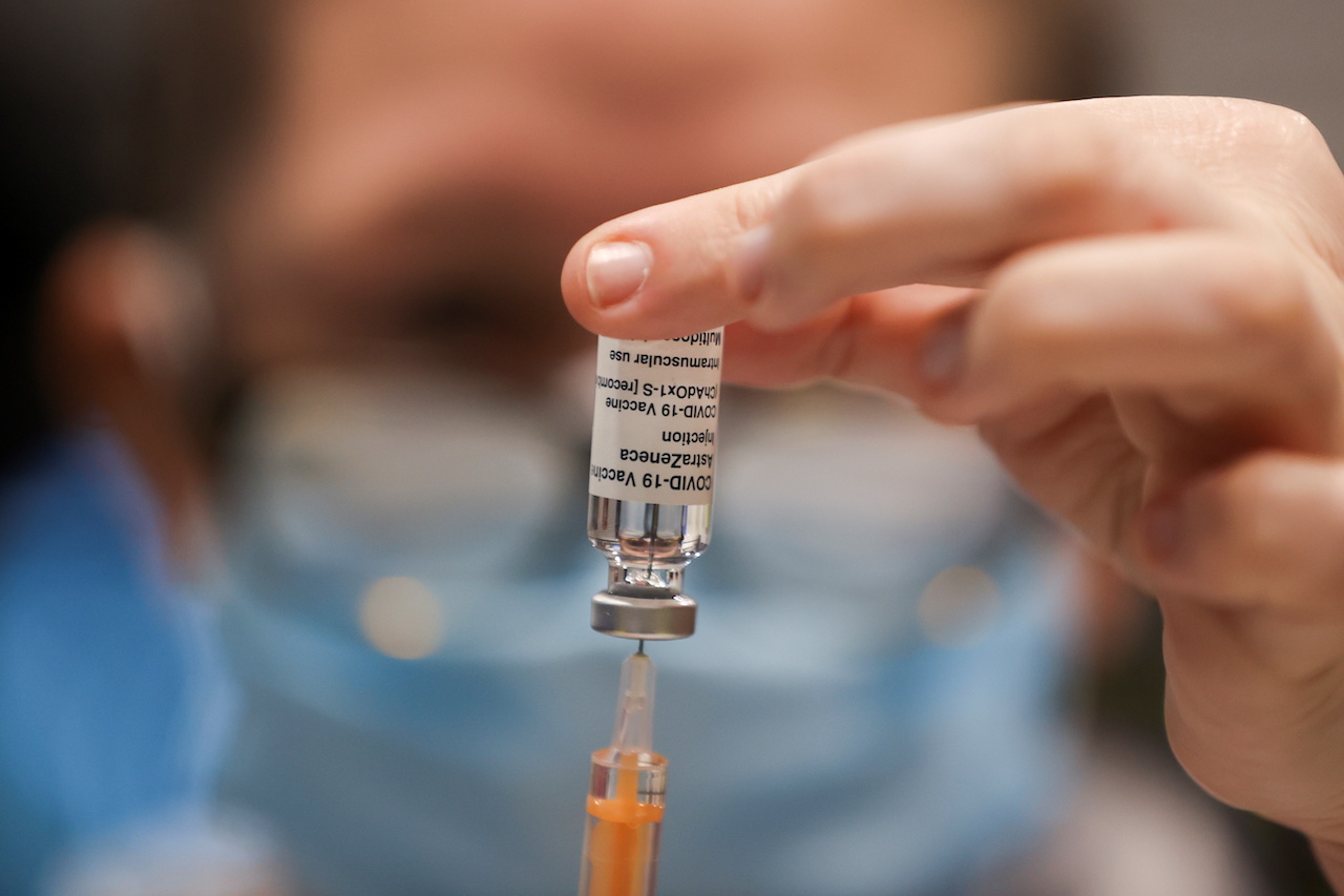 A health worker draws a dose of the AstraZeneca coronavirus vaccine in Newcastle upon Tyne, Britain on January 30, 2021. [REUTERS/LEE SMITH] (Reuters)