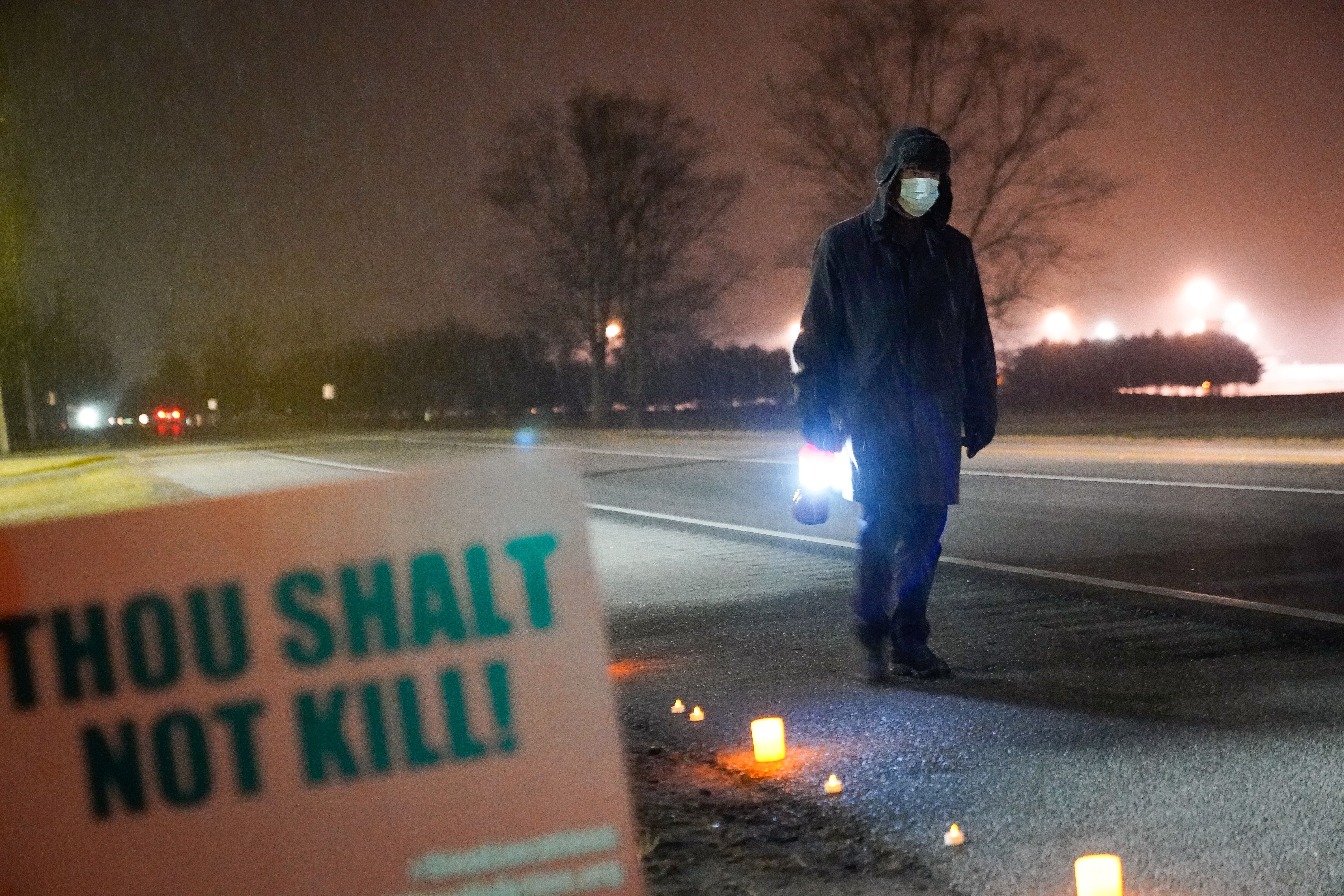 Bill Breeden, an anti-death penalty advocate, protests the execution of Dustin Higgs outside the United States Penitentiary in Terre Haute, Indiana [Bryan Woolston/Reuters]