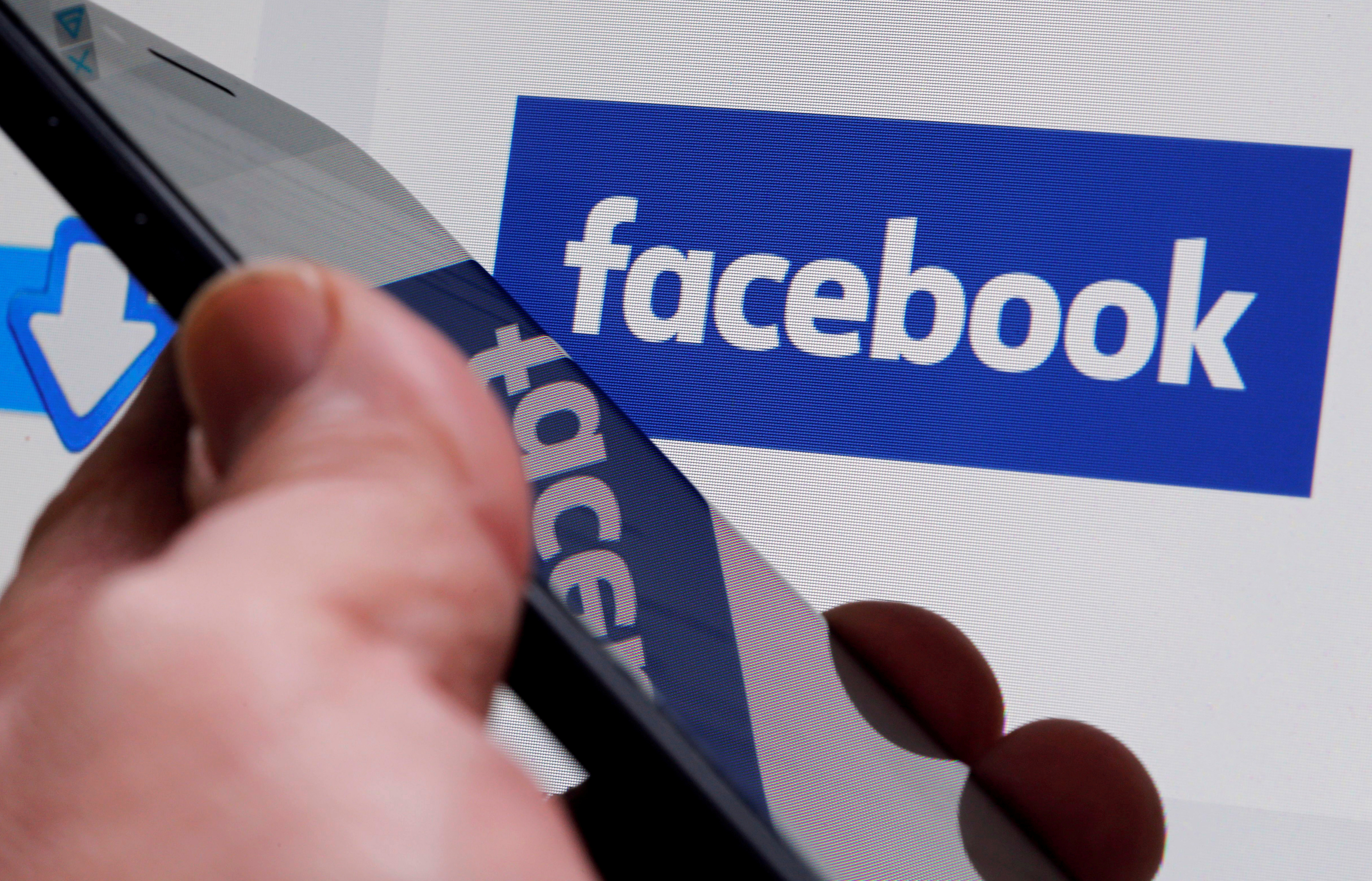 Australia has passed a new media law that will require tech platforms like Facebook to pay for the news on their site [File: Regis Duvignau/Reuters]