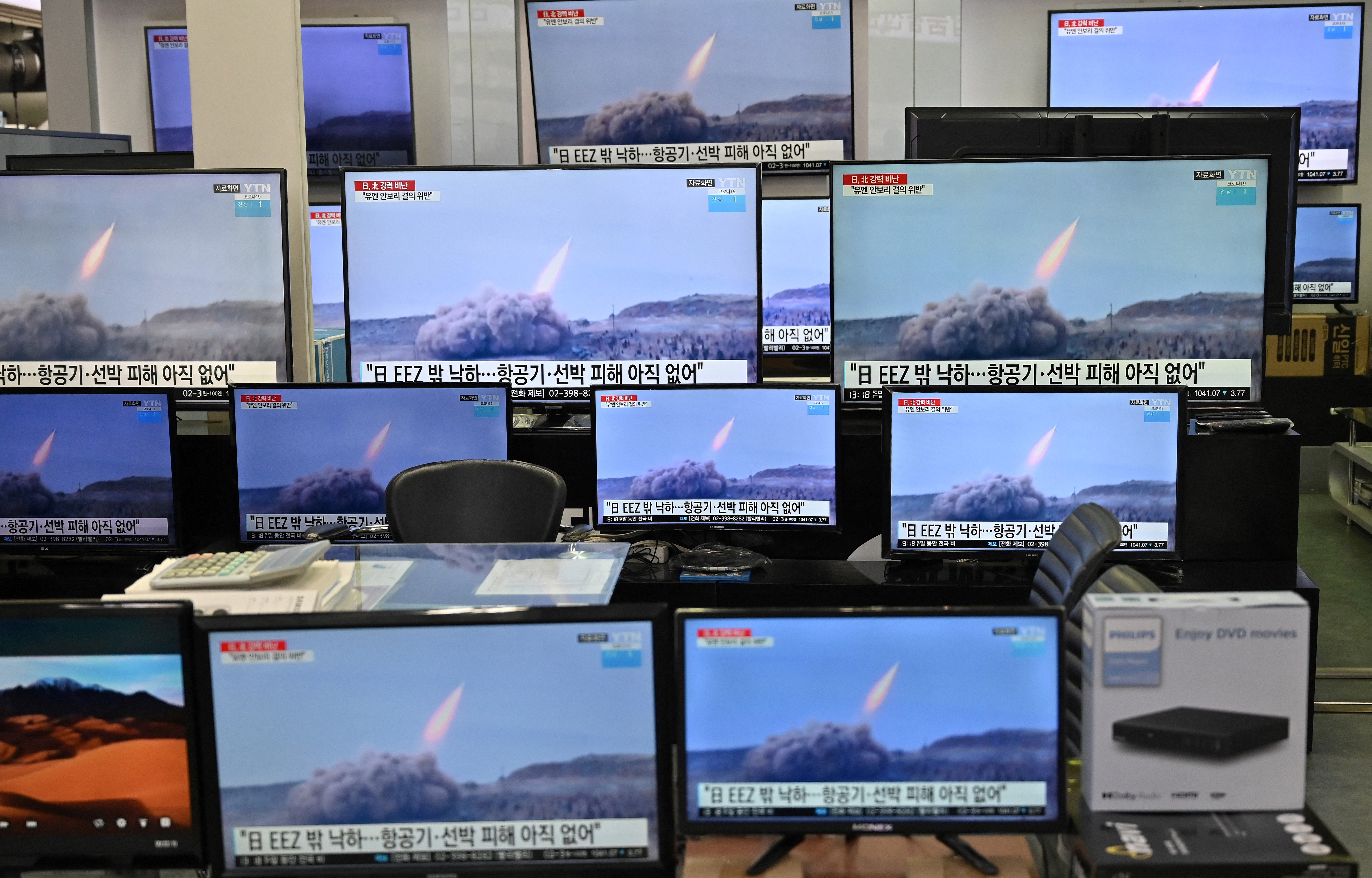 Television screens show file footage of North Korean missile tests after Japan said Pyongyang had launched a ballistic missile [Jung Yeon-je/AFP]