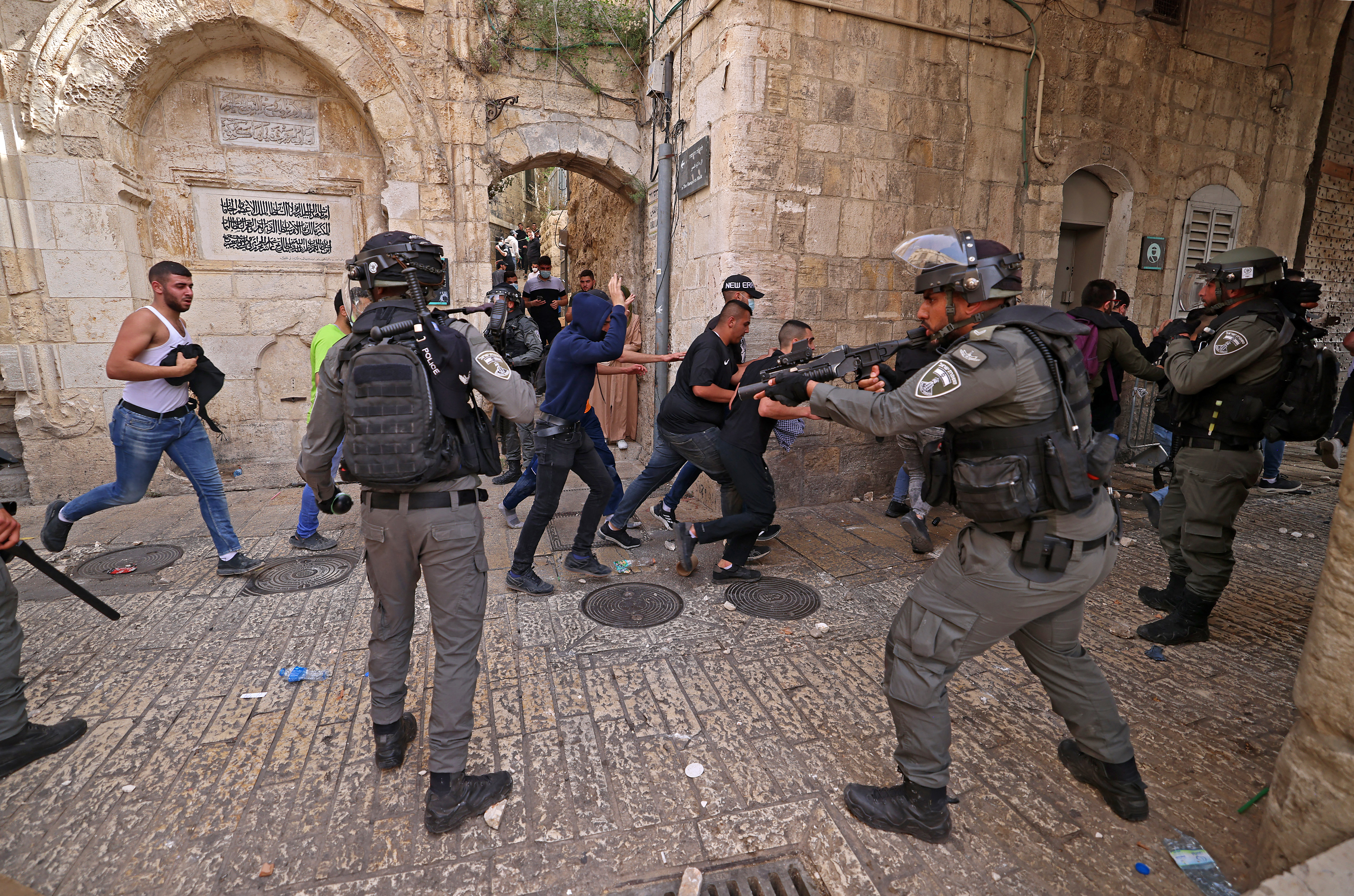 Palestinian protesters run from Israeli security forces amid clashes in Jerusalem&#39;s Old City [Emmanuel Dunand/AFP]