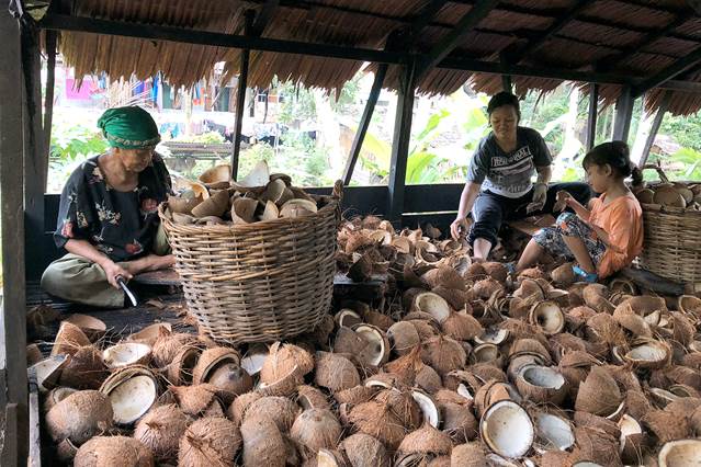 Women in villages on the Kapuas River in Indonesia&#39;s West Kalimantan province have been disproportionately affected by the expansion of palm oil plantations [Courtesy of Juliana Nnoko-Mewanu]