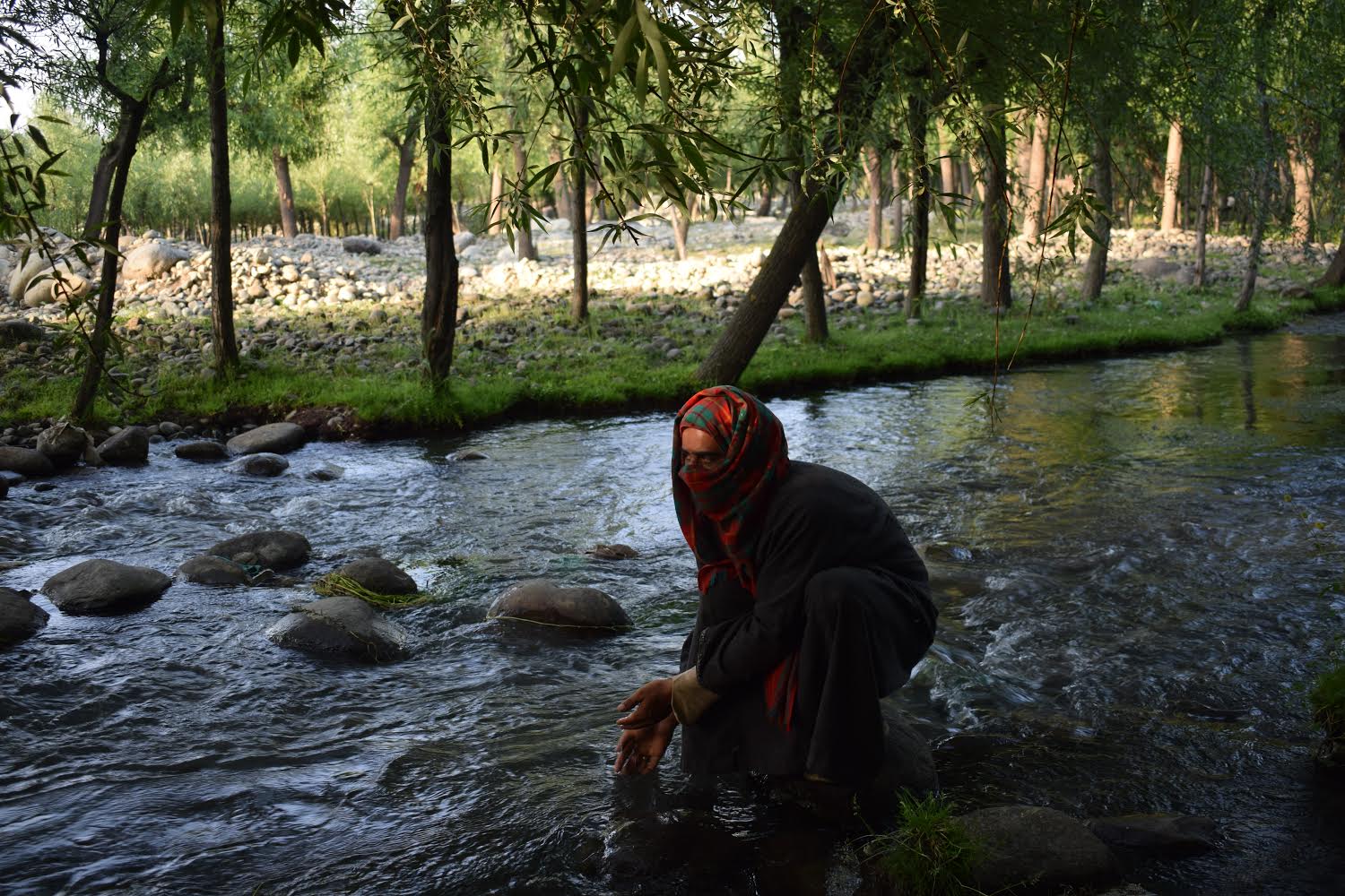 Muskaan from the region&#39;s Kulgam district washing her hands after a long day of mining the riverbed [Zubair Amin/Al Jazeera]
