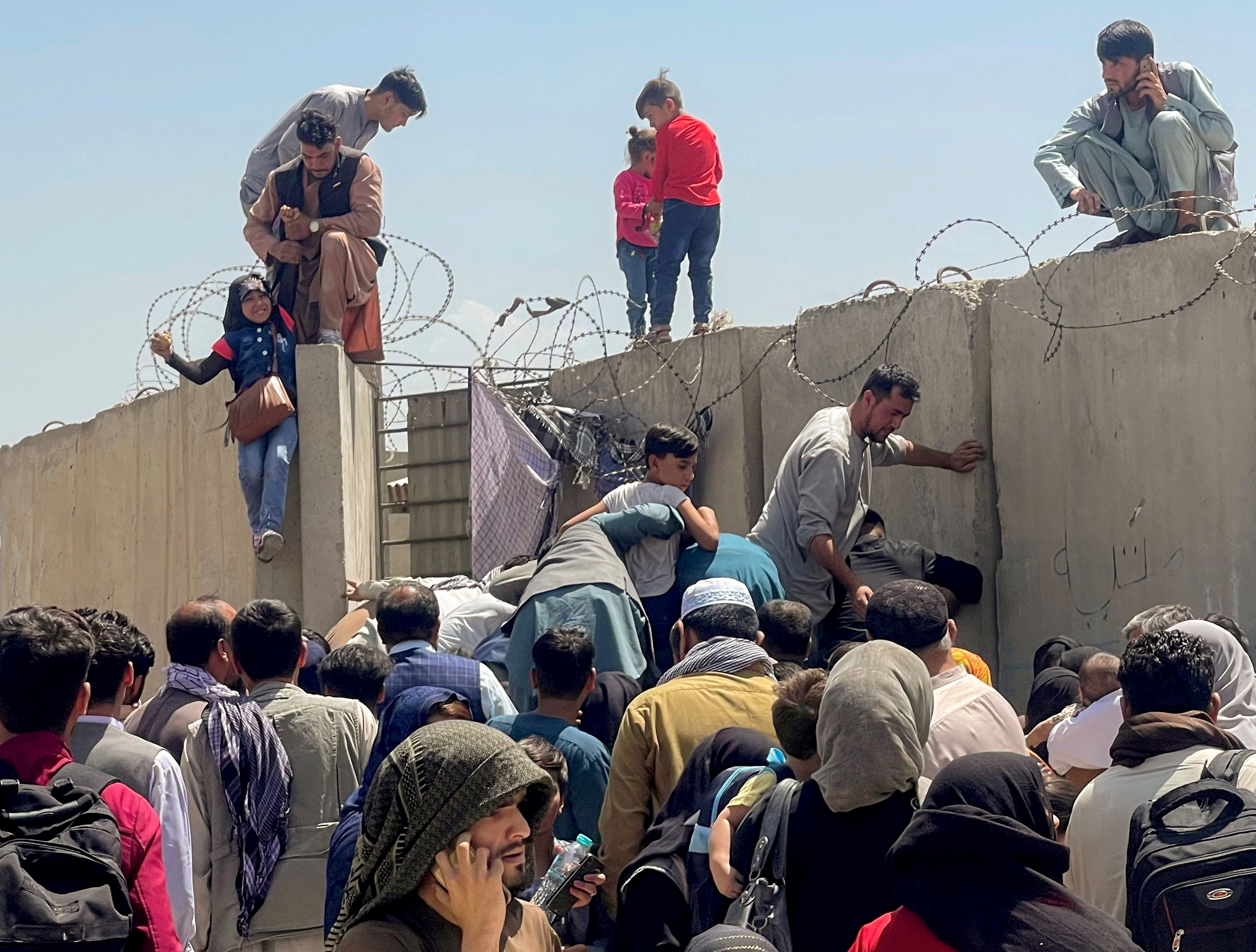 About 16,000 people have been evacuated from Afghanistan over the past 24 hours, according to the Pentagon, as US troops lead an increasingly desperate effort to airlift thousands more before the Taliban&#39;s &#39;red line&#39; for Western forces to leave the country [File: Stringer/Reuters]