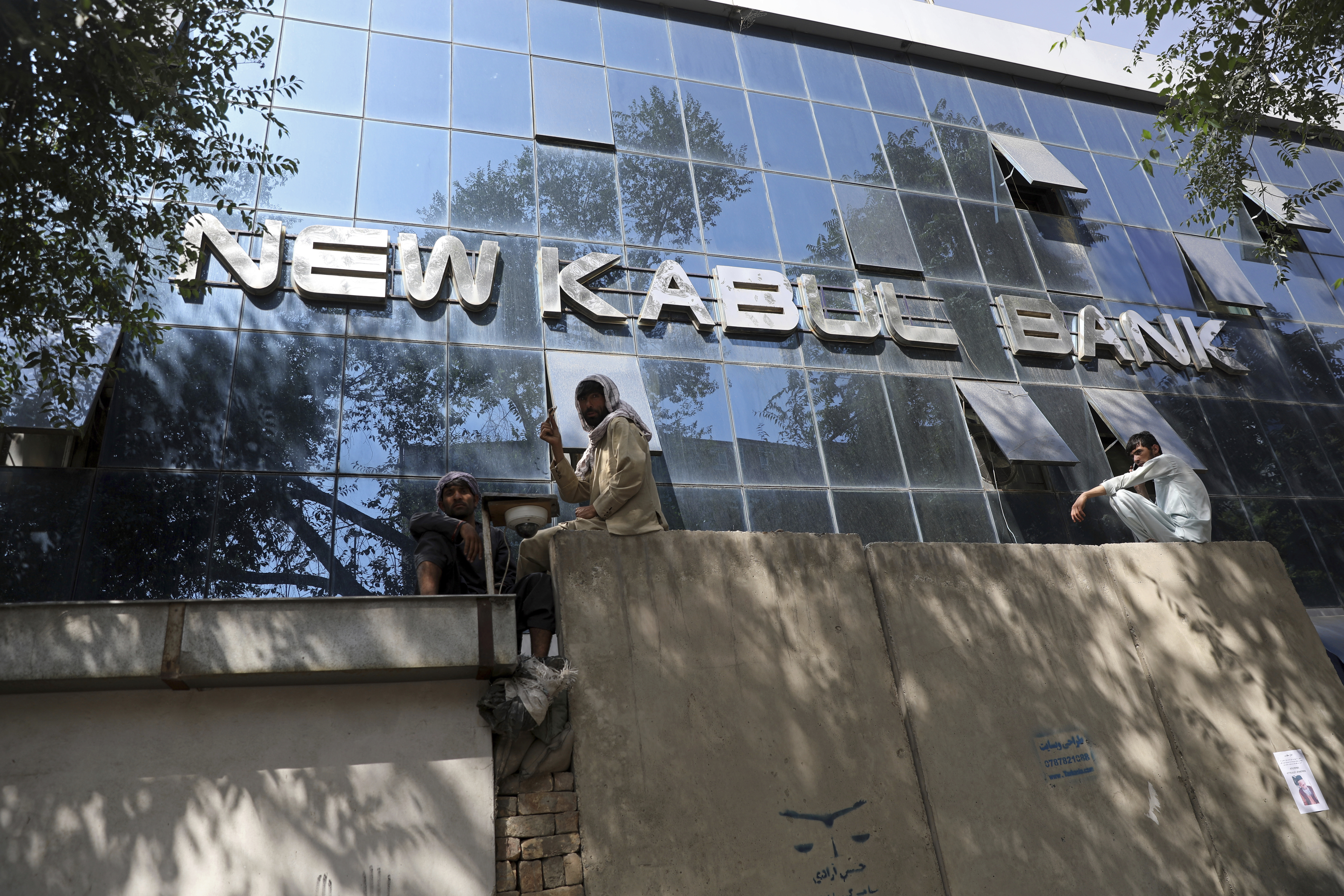 Despite controlling the government, the Taliban has little access to Afghanistan&#39;s central bank reserves that are held abroad [File: Rahmat Gul/AP Photo]