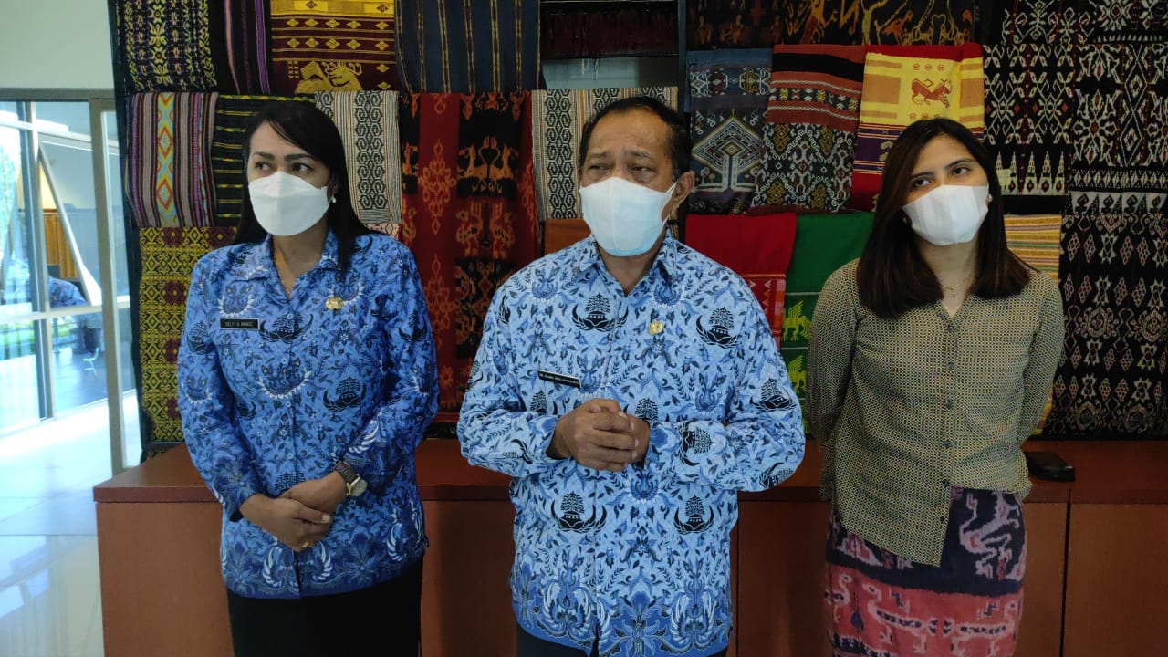 Marius Ardu Jelamu (centre) and with members of the East Nusa Tenggara COVID-19 Task Force. He says the province is facing serious vaccine supply problems [Courtesy of Marius Ardu Jelamu]