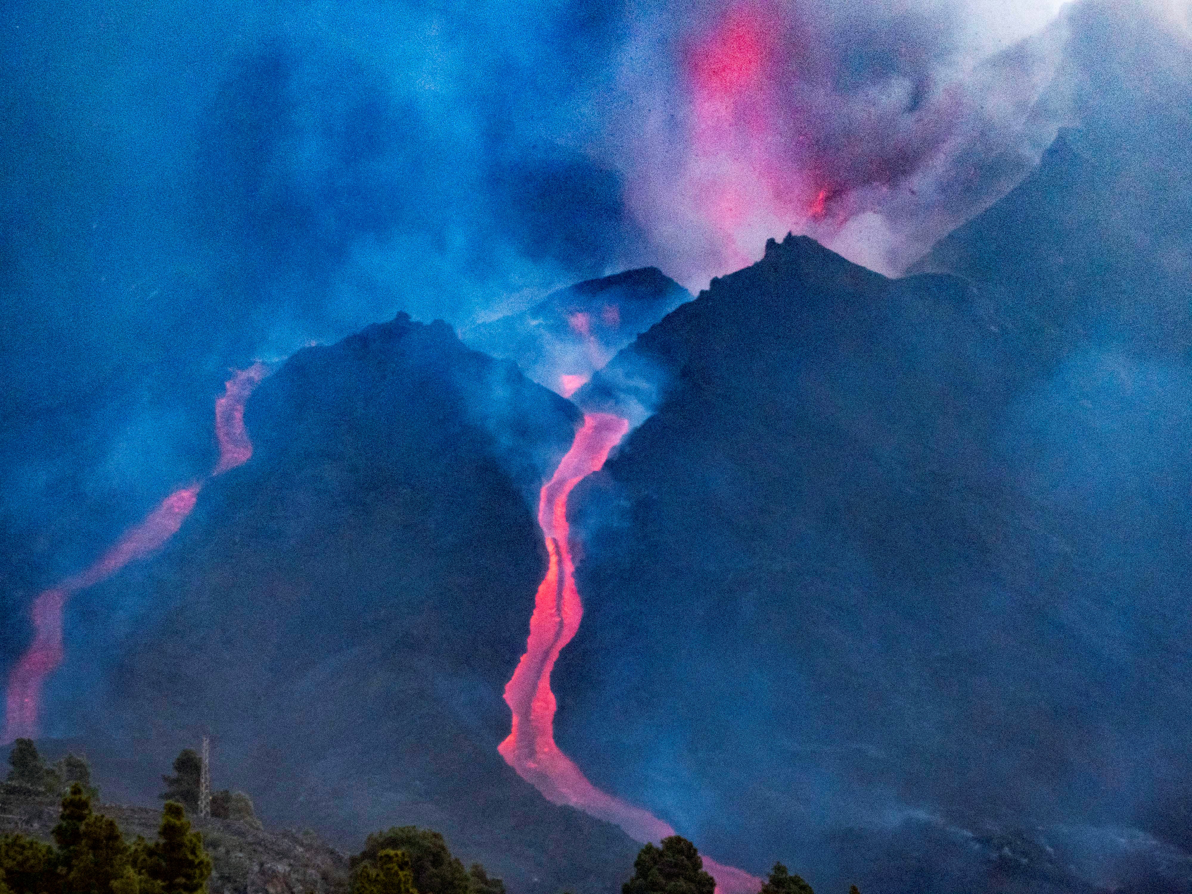 View of the Cumbre Vieja volcanic eruption in La Palma. [Miguel Calero/EPA]