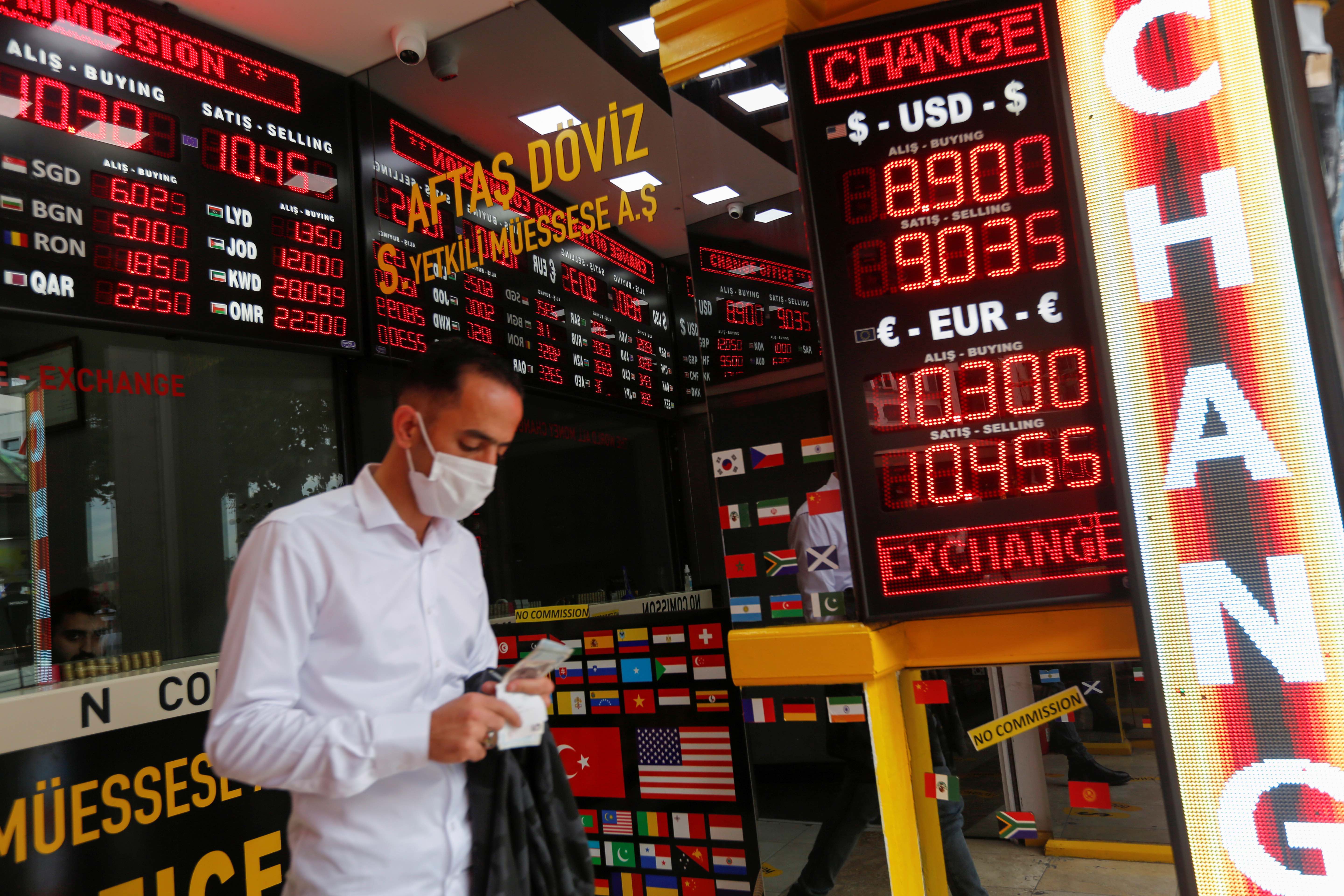 Last month Turkey&#39;s central bank cut its policy rate to 18 percent as Erdogan - sliding in opinion polls and eager to boost credit and exports - had publicly sought [File: Dilara Senkaya/Reuters]