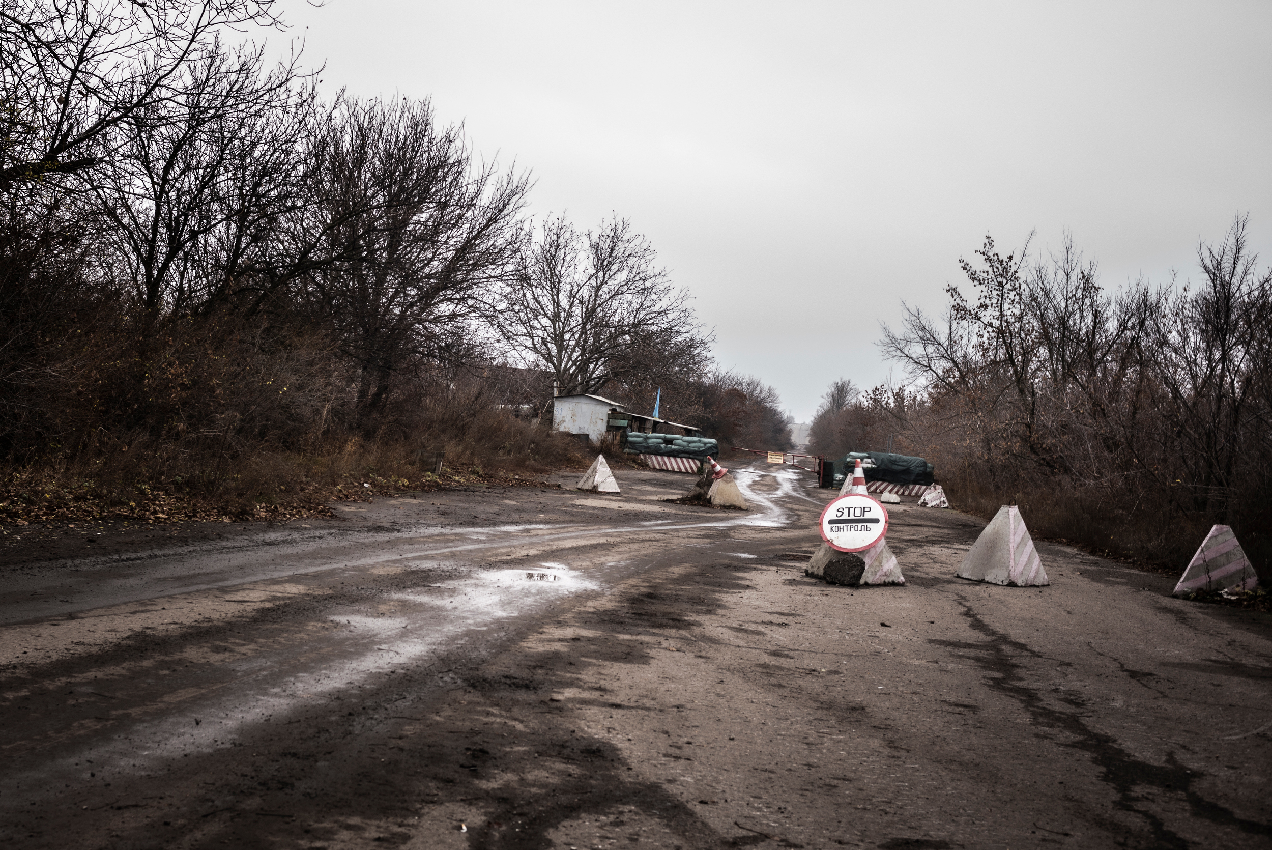 The last checkpoint before the front line in the village of Slavne, eastern Ukraine. [Guillaume Binet/MYOP/Al Jazeera]