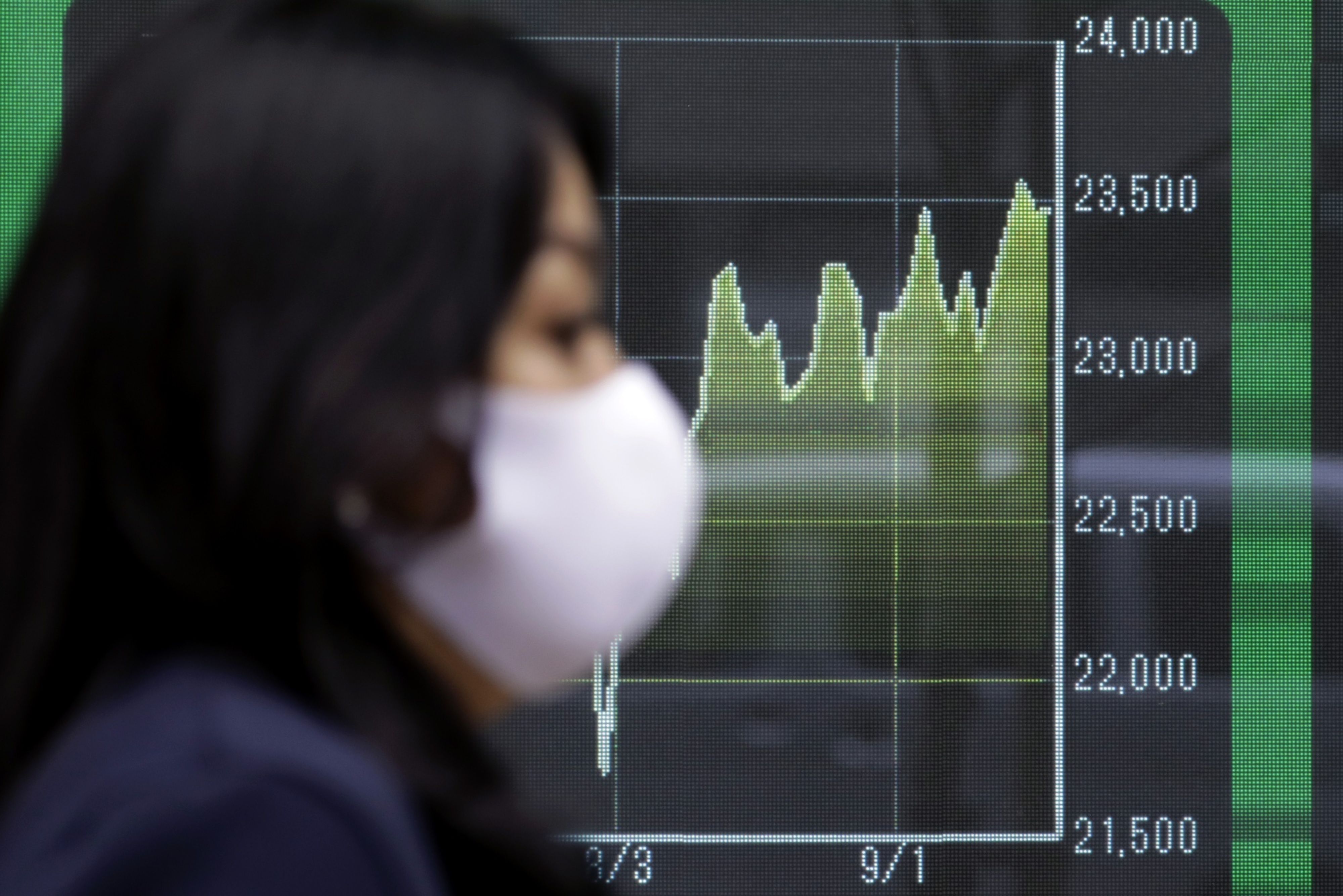 The quick spread of the Omicron variant has led nations to tighten borders [File: Kiyoshi Ota/Bloomberg]