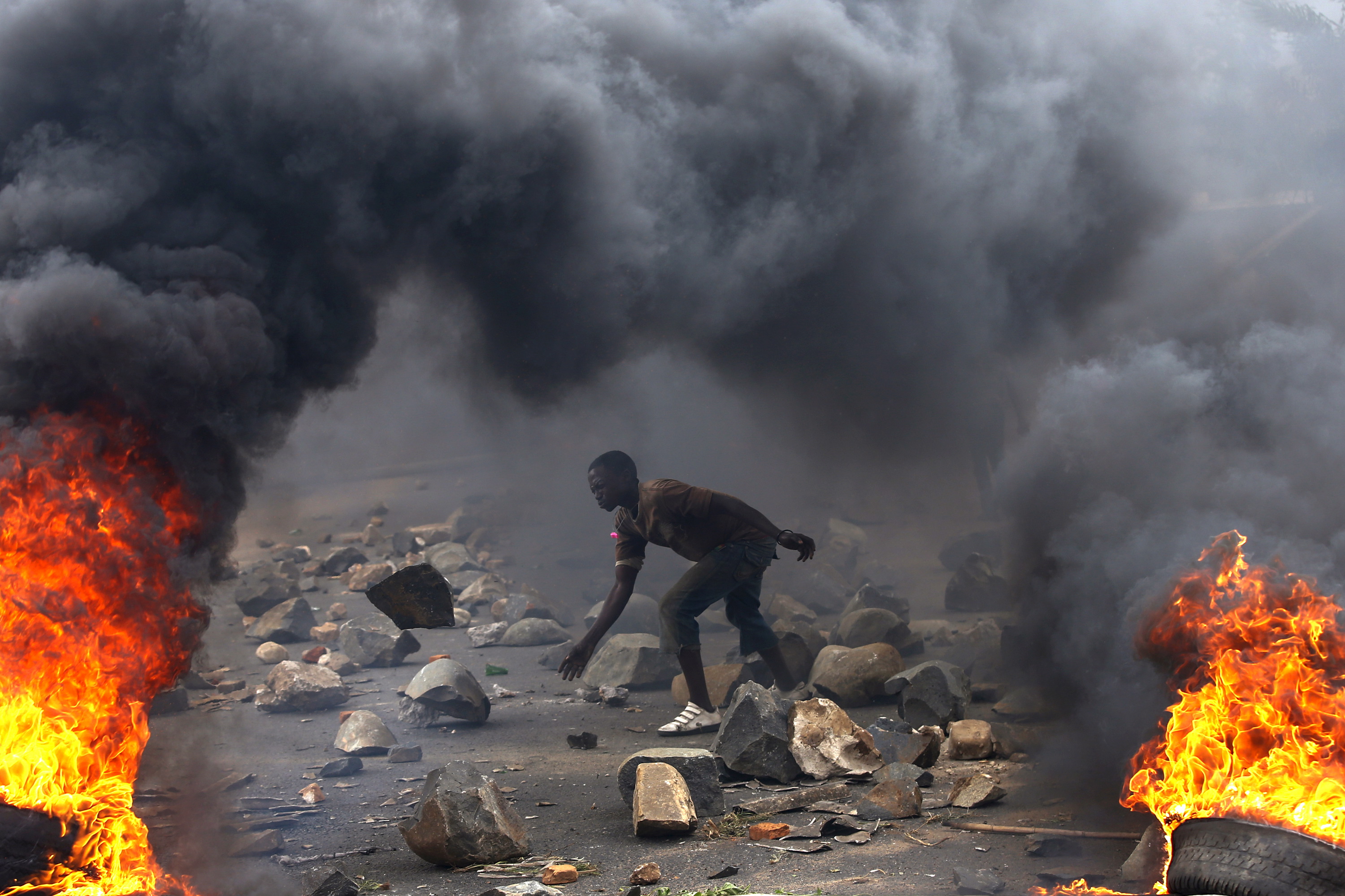 A protester sets up a barricade during a protest against Burundi&#39;s President Pierre Nkurunziza and his bid for a third term in Bujumbura, May 22, 2015 [Reuters/Goran Tomasevic]