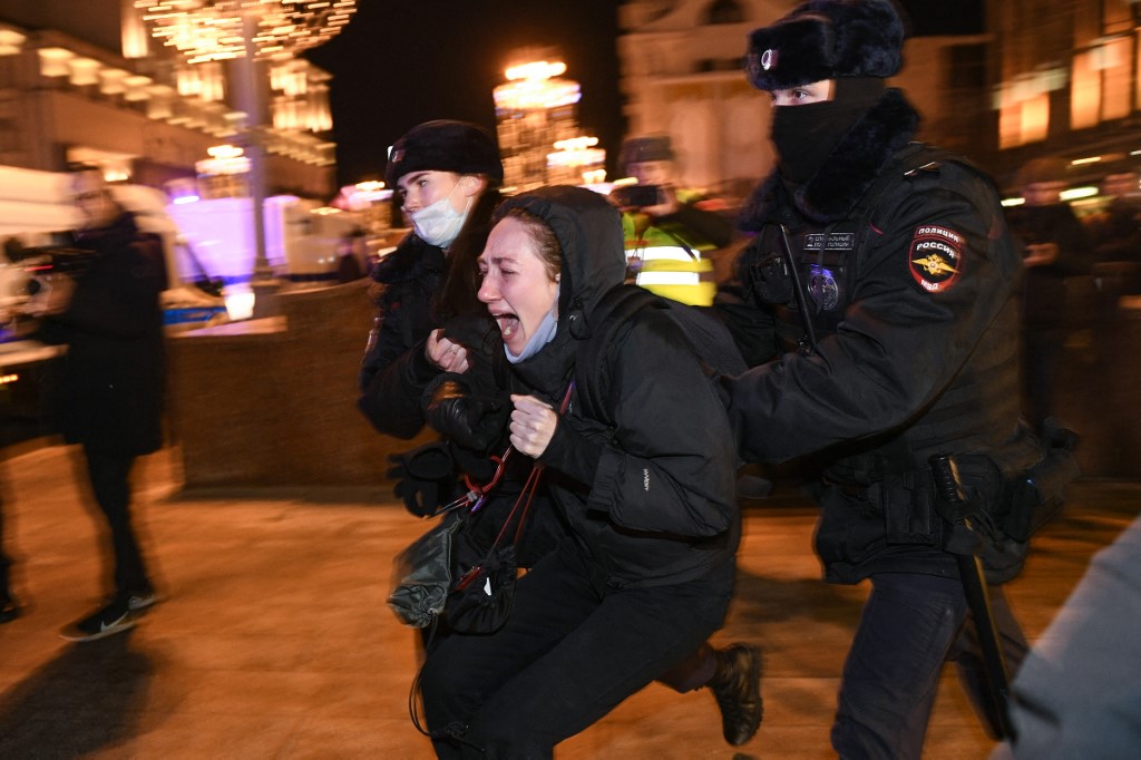 Police officers detain a demonstrator during a protest against Russia&#39;s invasion of Ukraine in Moscow [File: Alexander Nemenov/AFP]