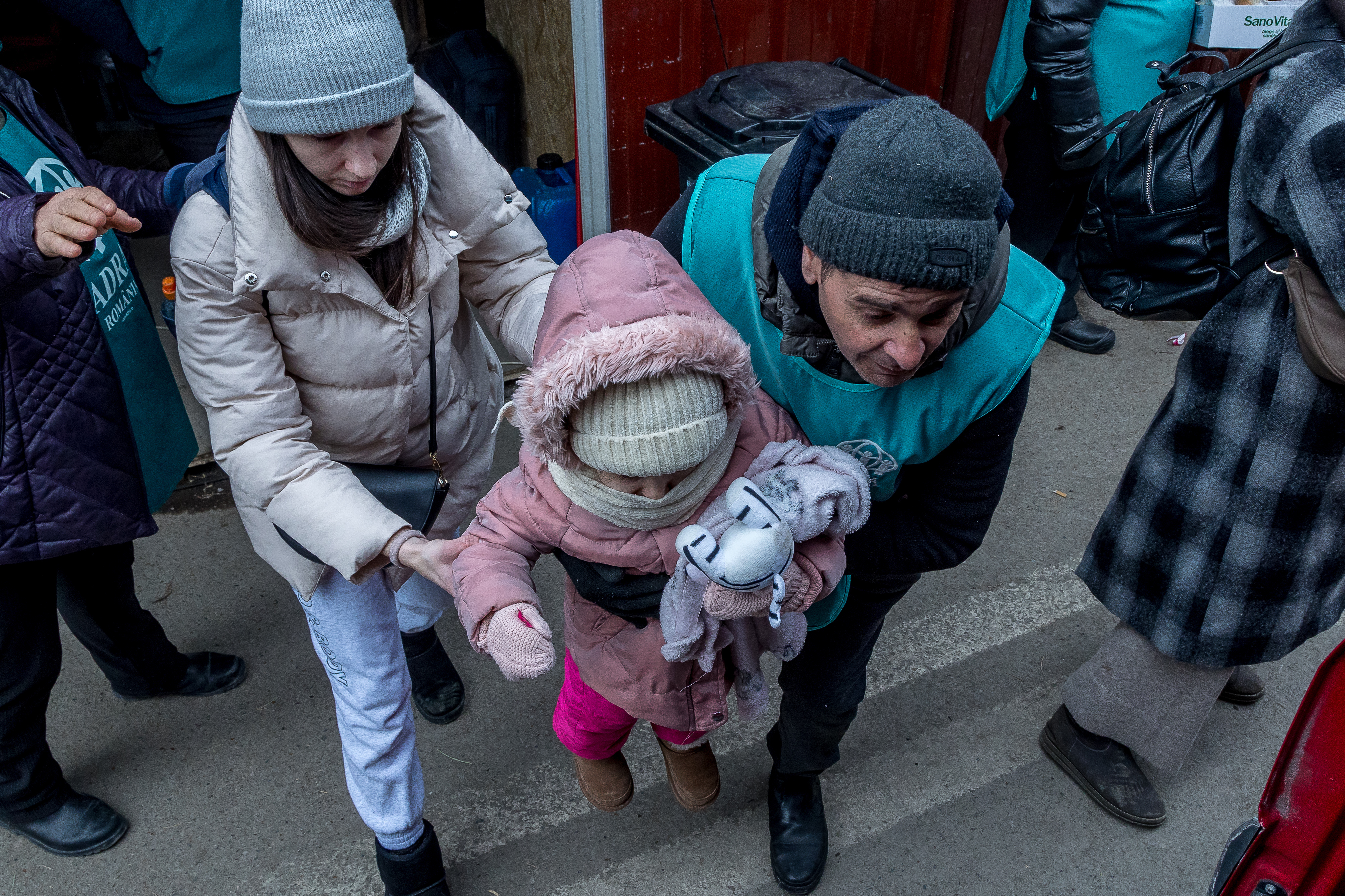 Ukrainian refugees arrive in Romania