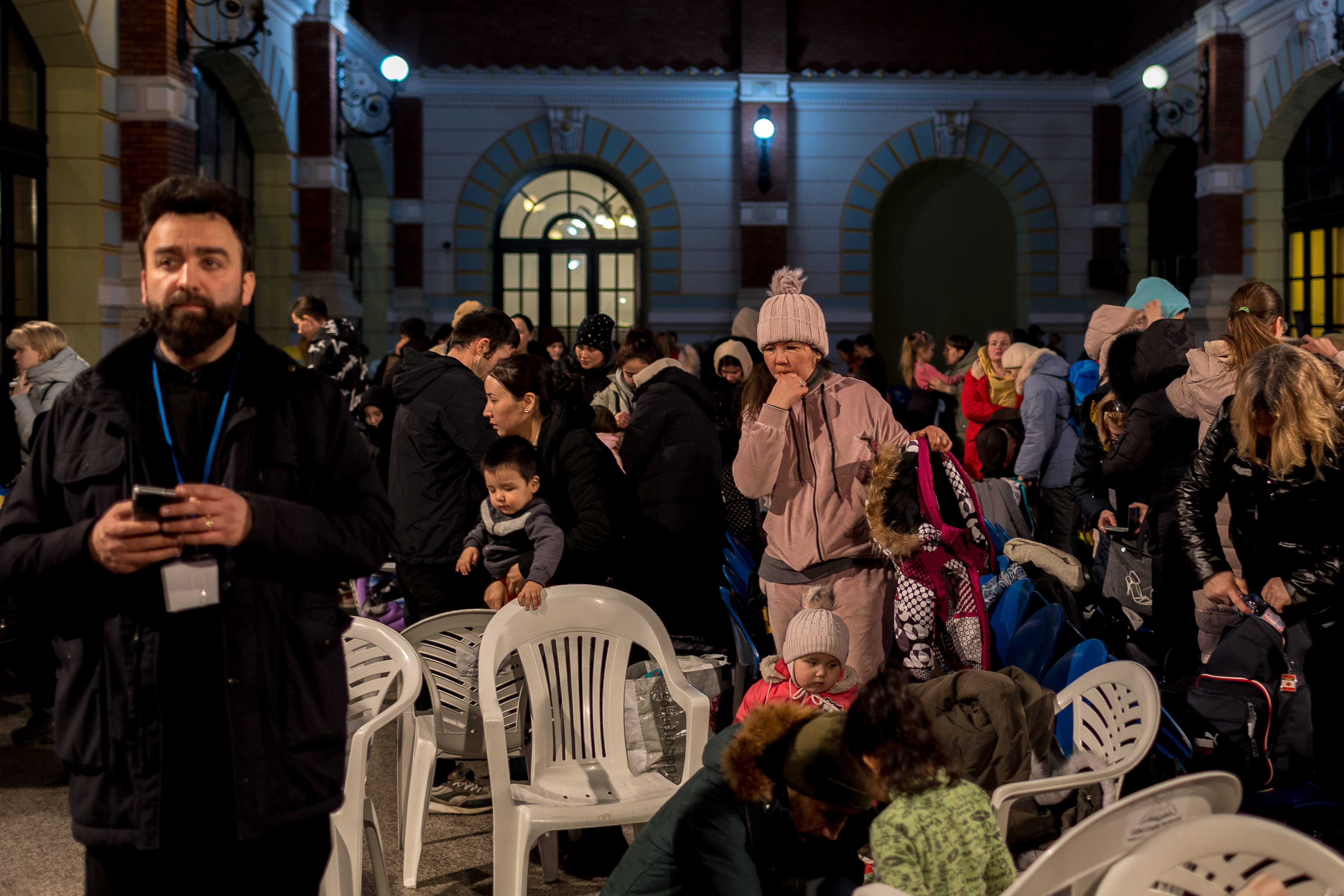 Ukrainian refugees arrive in Romania