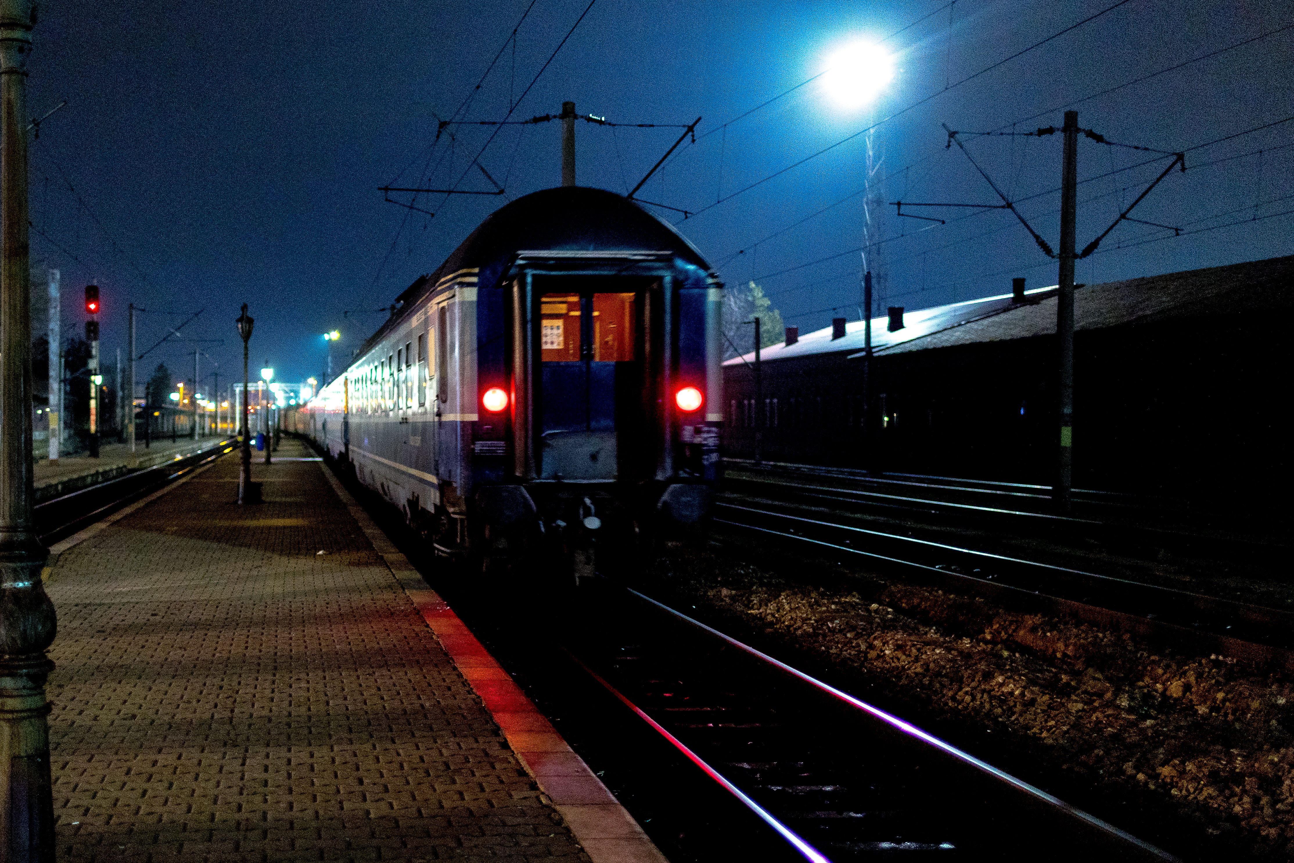 A train pulling in to a platform