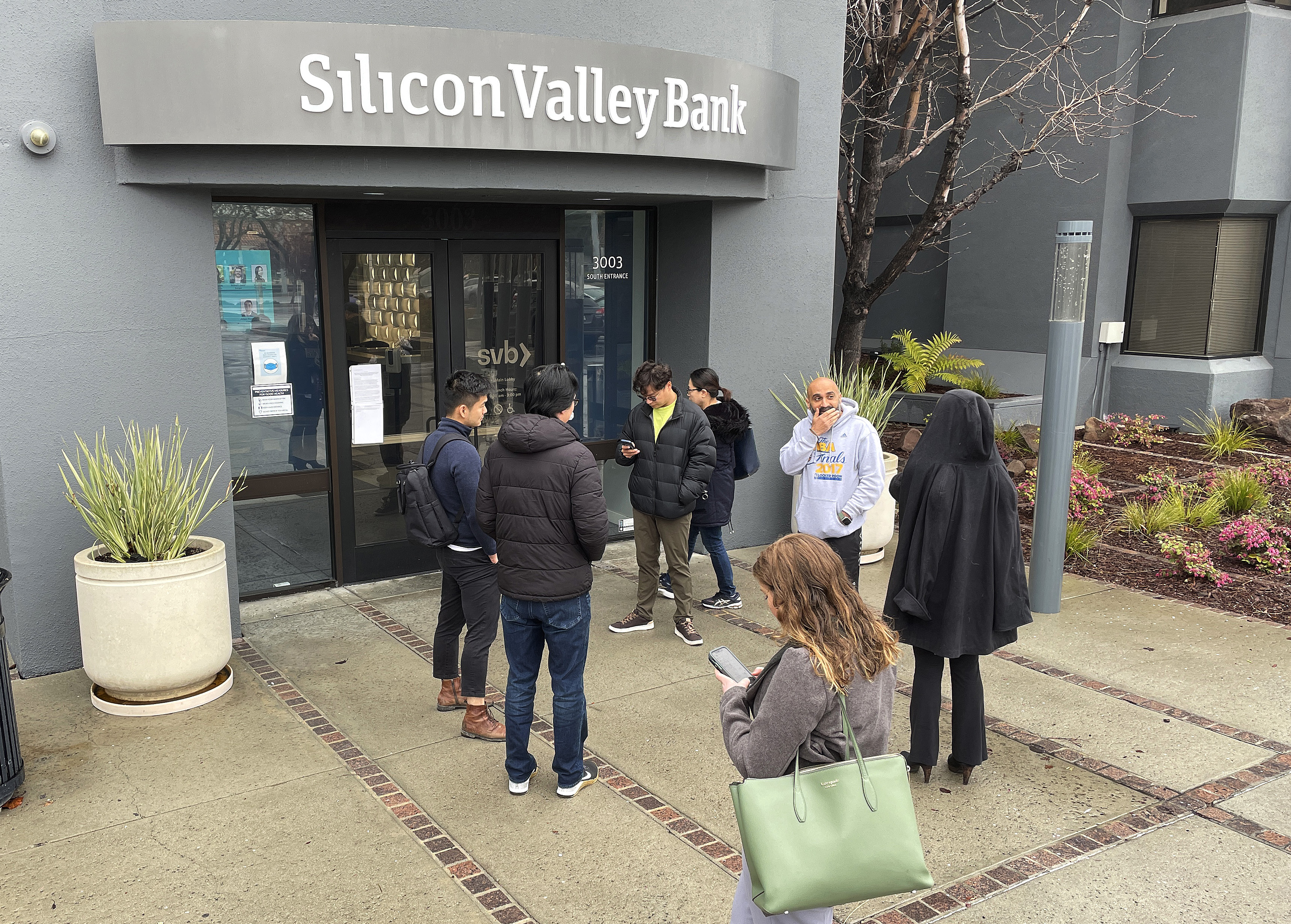 People line up outside of the shuttered Silicon Valley Bank (SVB) headquarters