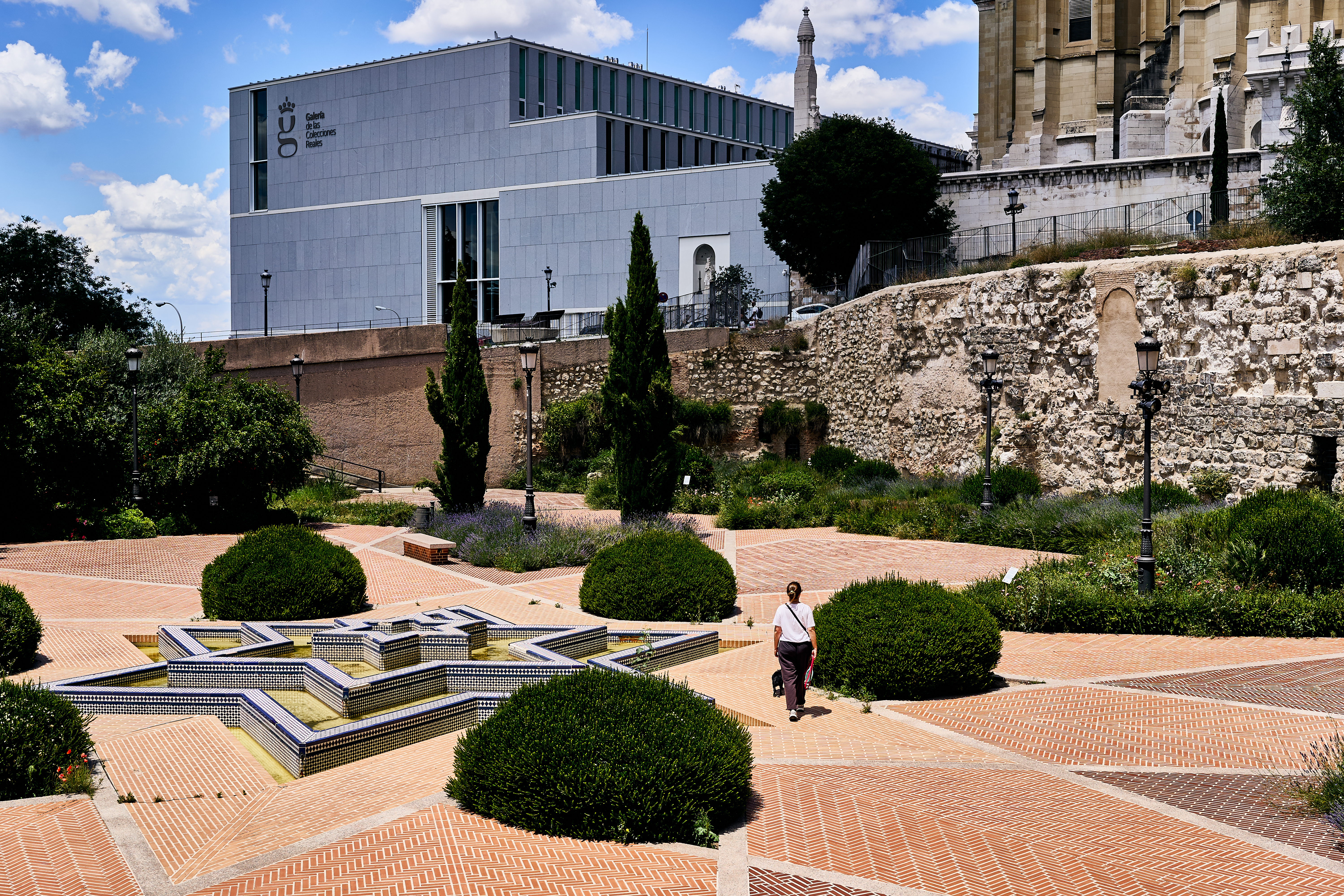 The park with the medieval wall, the Galería de las Colecciones Reales on the left and Almudena Cathedral on the right