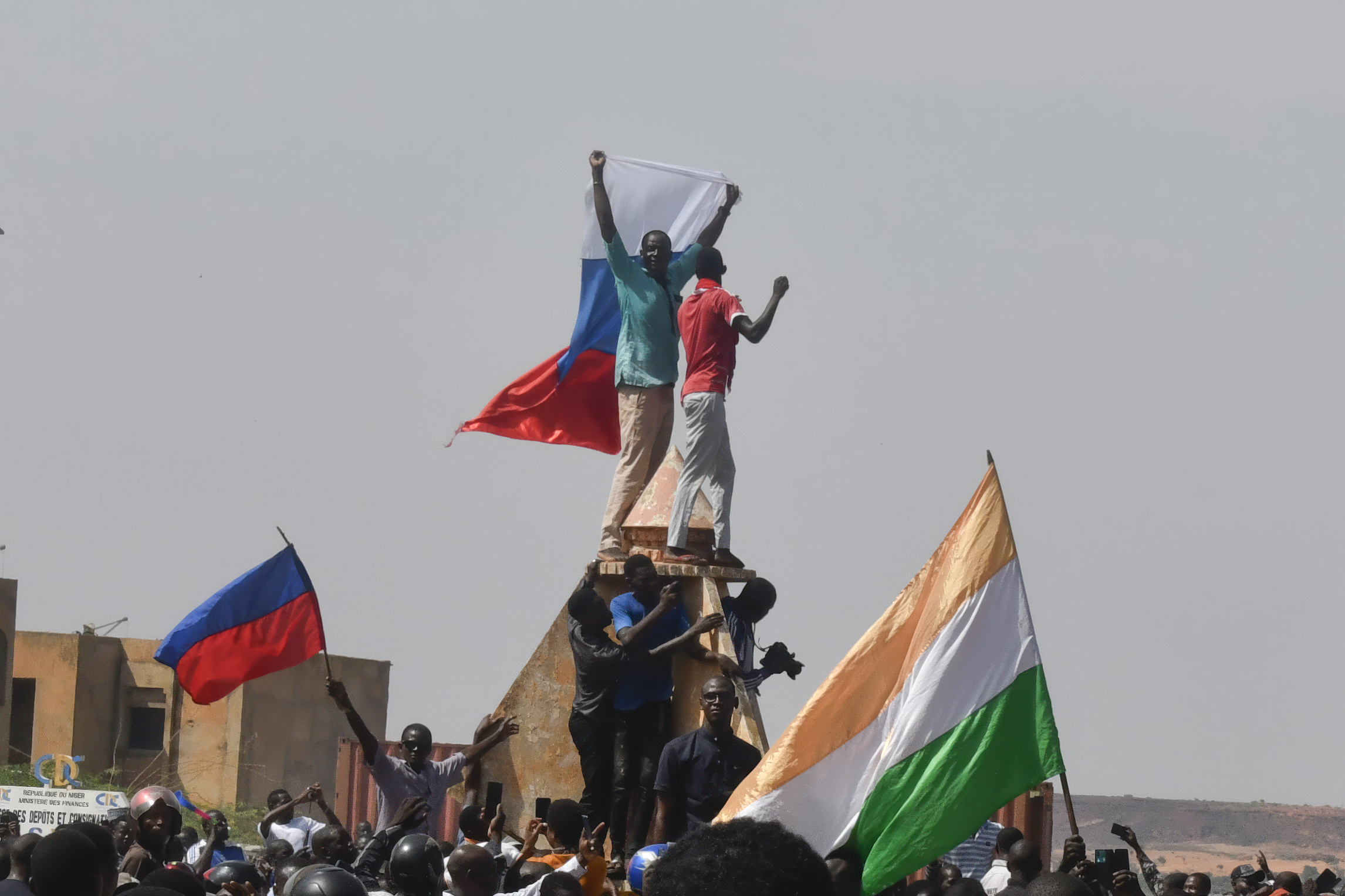 Protesters wave Nigerien and Russian flags