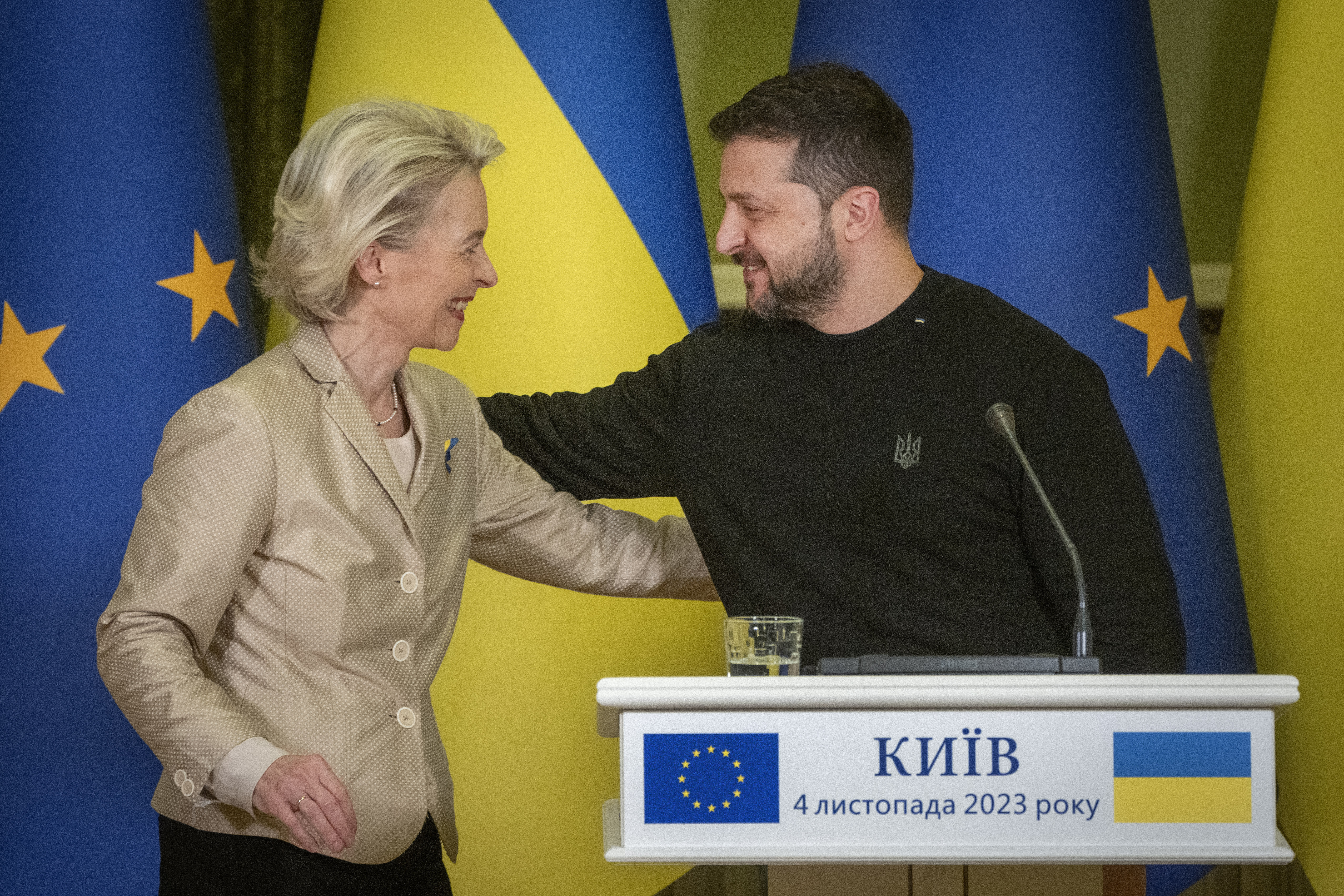 European Commission President Ursula von der Leyen and Ukrainian President Volodymyr Zelenskyy in Kyiv on November 4, 2023 [Anatolii Stepanov/AFP]