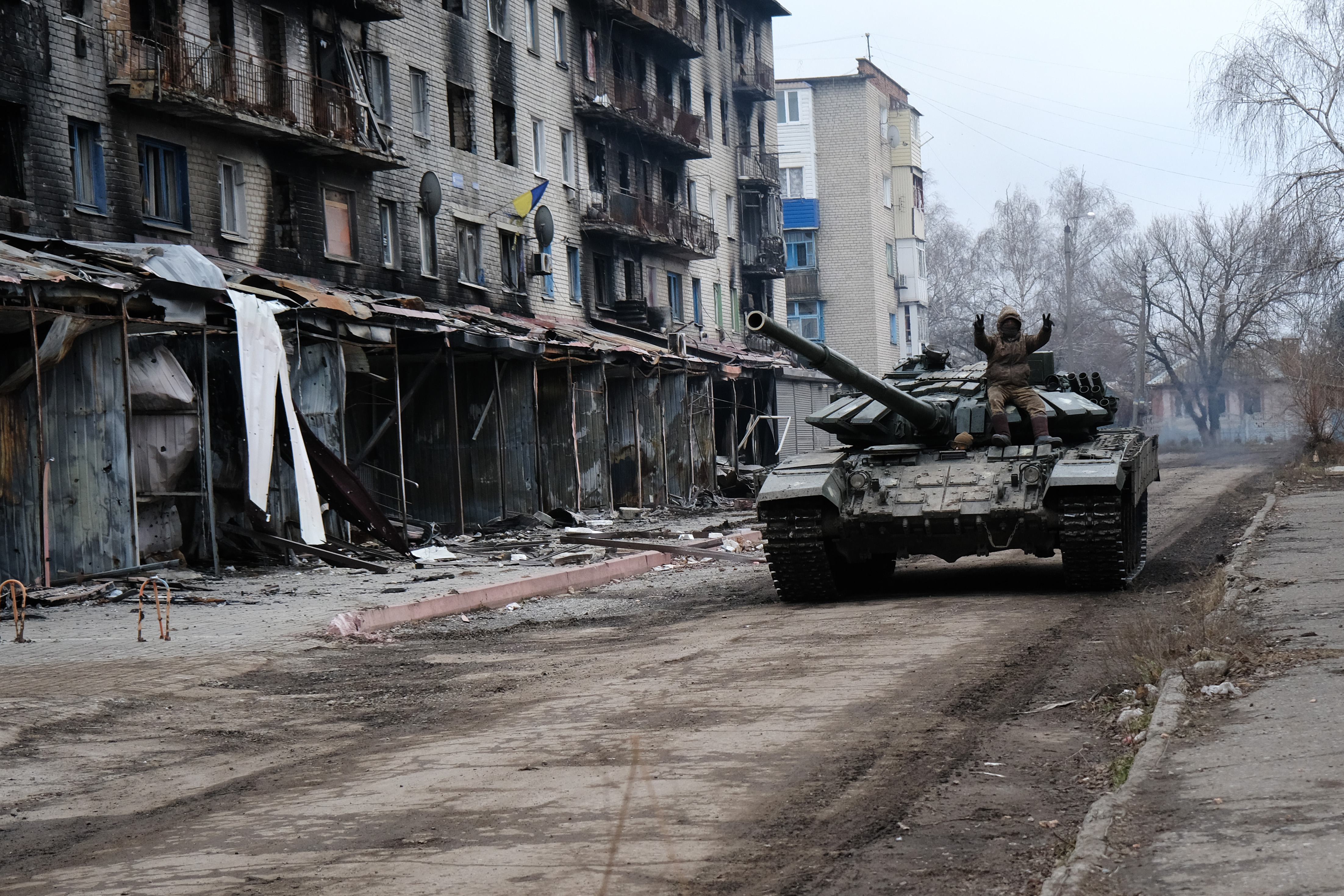 A Ukrainian tank drives down a street in the heavily damaged town of Siversk, Ukraine, near the front lines with Russia on January 21, 2023 [Spencer Platt/Getty Images]