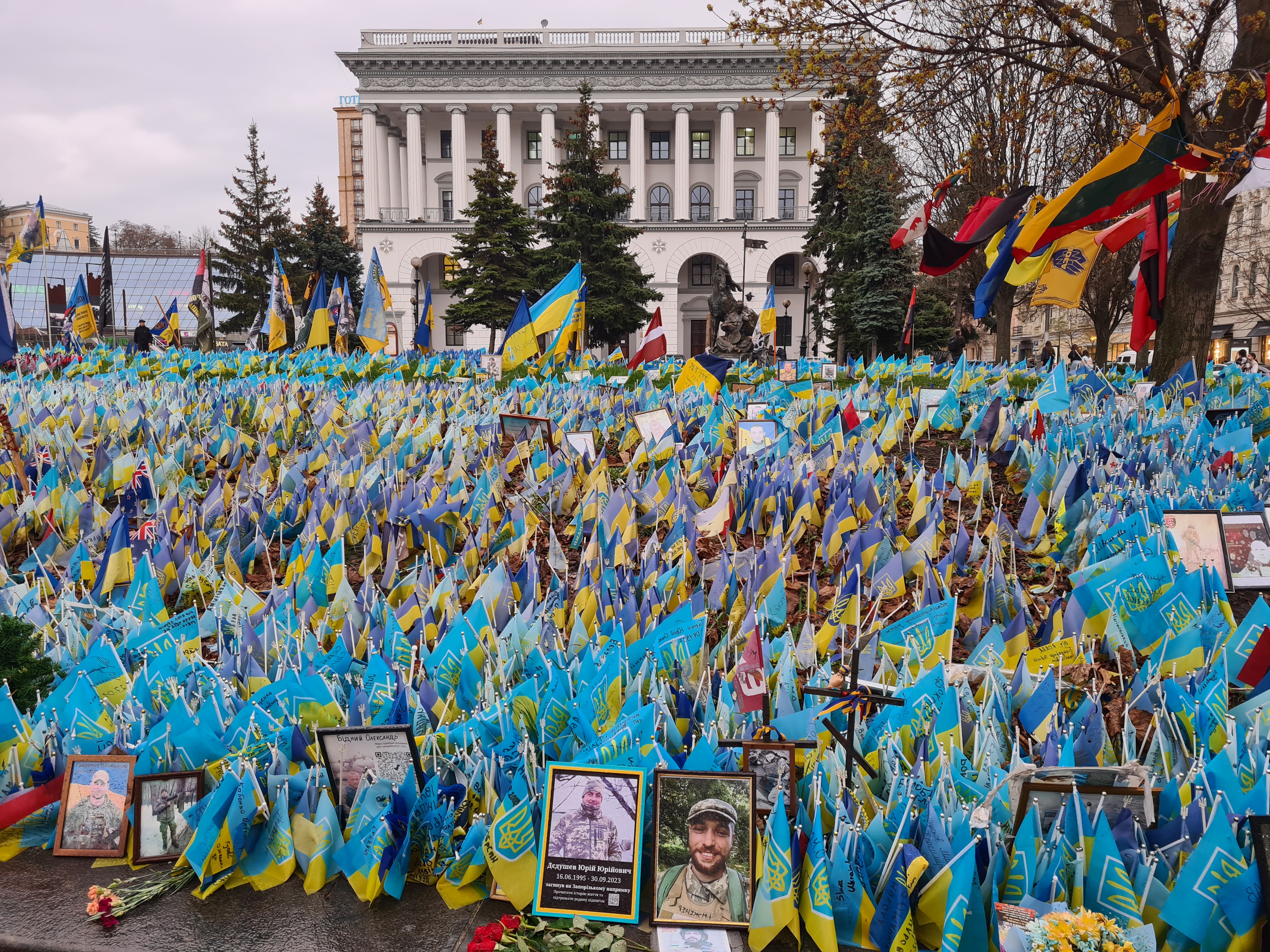 Flags and photos with the names of fallen Ukrainian servicemen on Independence Square in Kyiv-1712916864