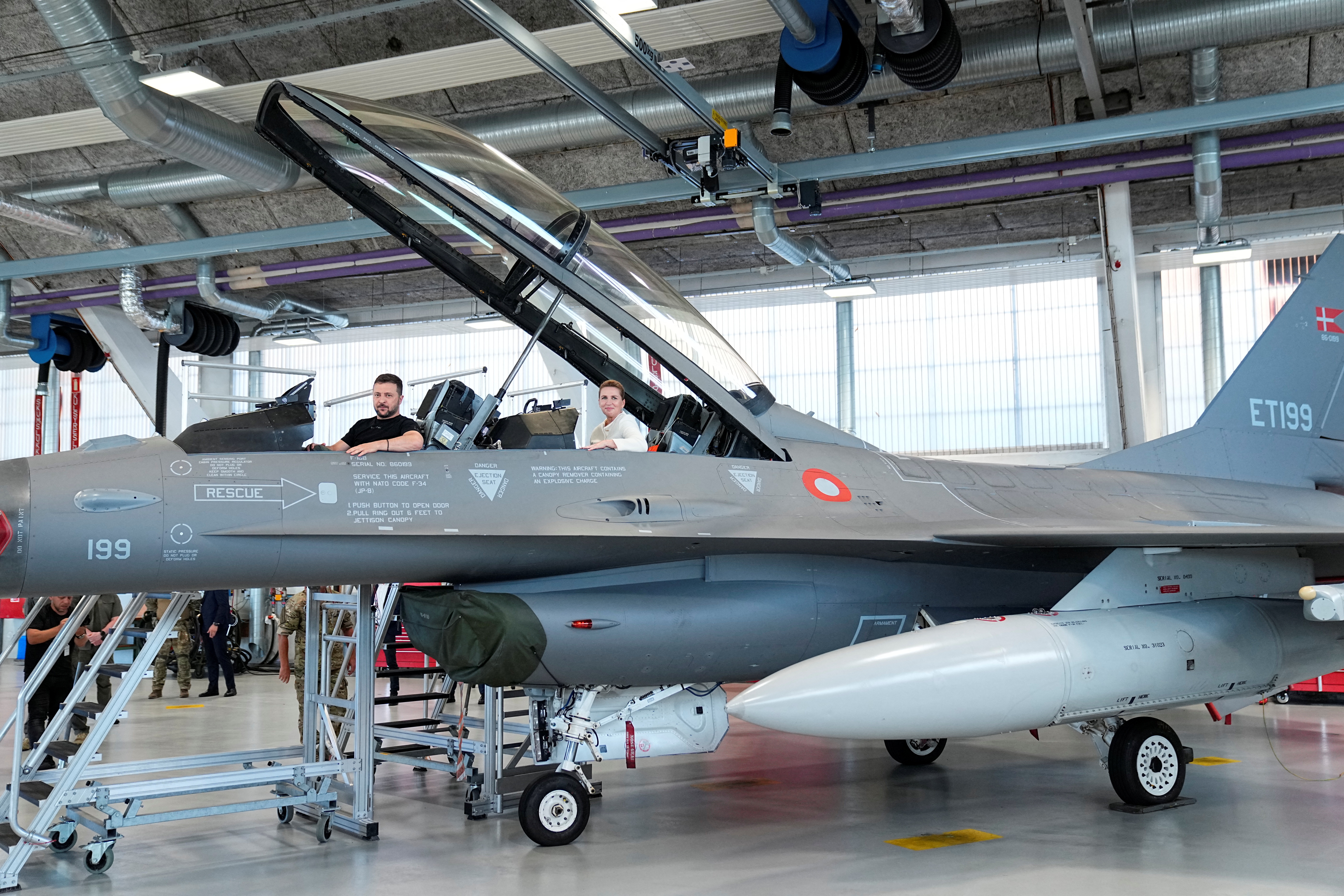 Ukrainian President Volodymyr Zelenskiy and Denmark's Prime Minister Mette Frederiksen sit in a F-16 fighter jet at Skrydstrup Airbase in Vojens, Denmark, August 20, 2023. Ritzau Scanpix/Mads Claus Rasmussen via REUTERS ATTENTION EDITORS - THIS IMAGE WAS PROVIDED BY A THIRD PARTY. DENMARK OUT. NO COMMERCIAL OR EDITORIAL SALES IN DENMARK.