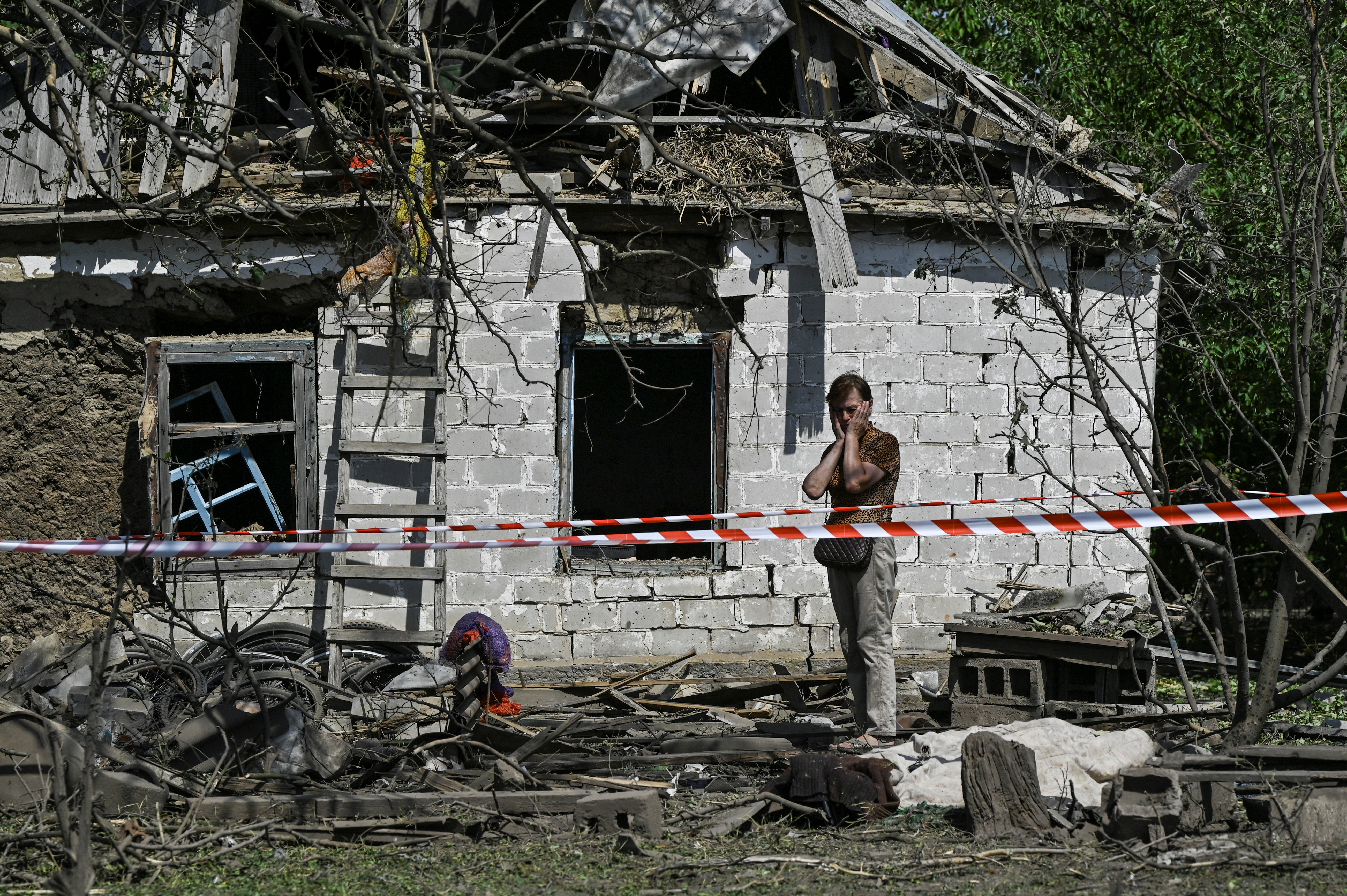 A local resident reacts next to a residential building damaged by a Russian missile strike in the village of Novohupalivka, amid Russia's attack on Ukraine, in Zaporizhzhia region, Ukraine August 26, 2024. REUTERS/Stringer