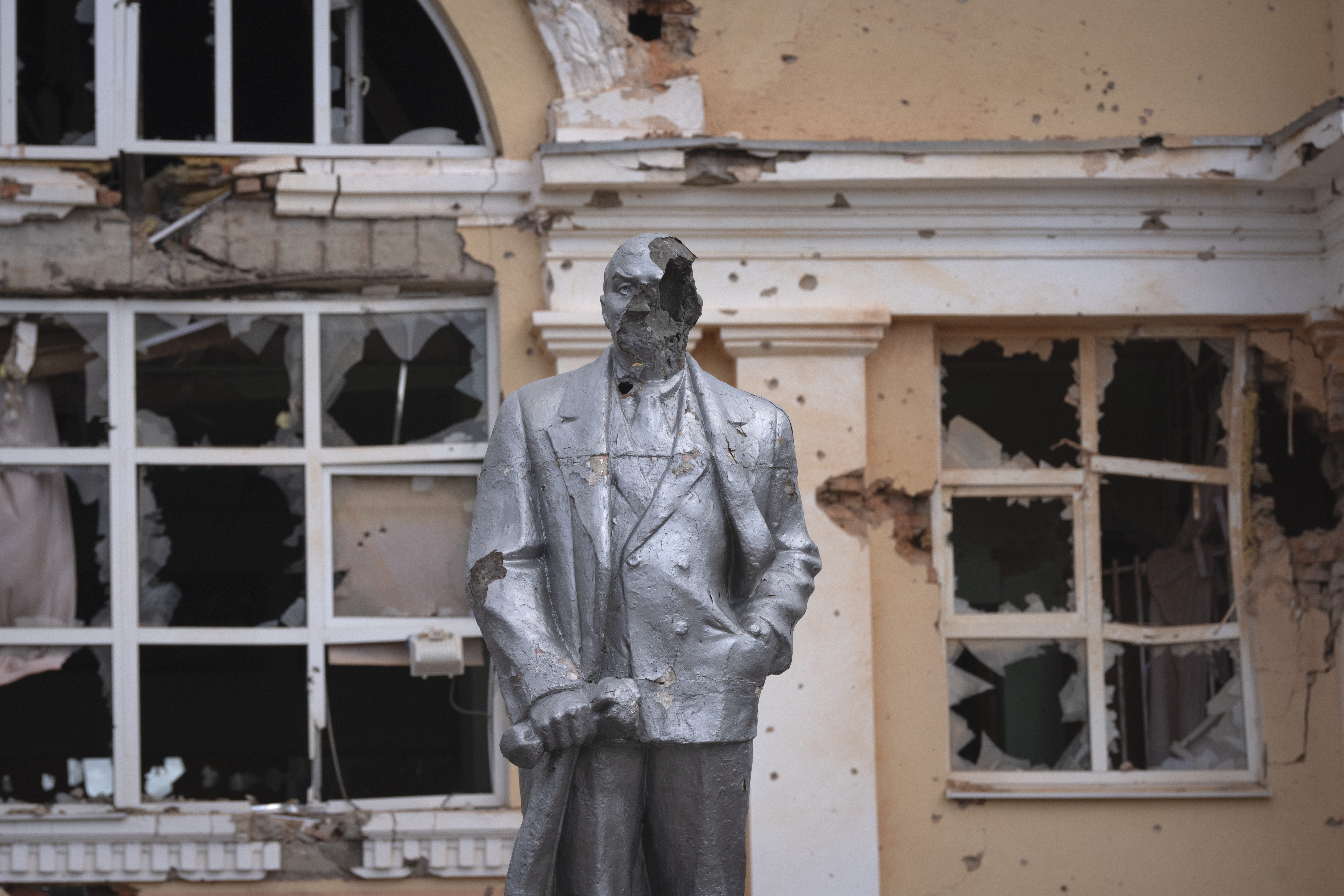 A damaged monument to Soviet founder Vladimir Lenin stands in a central square in the Kursk region town Sudzha, Russia, on August 16, 2024 [AP Photo]