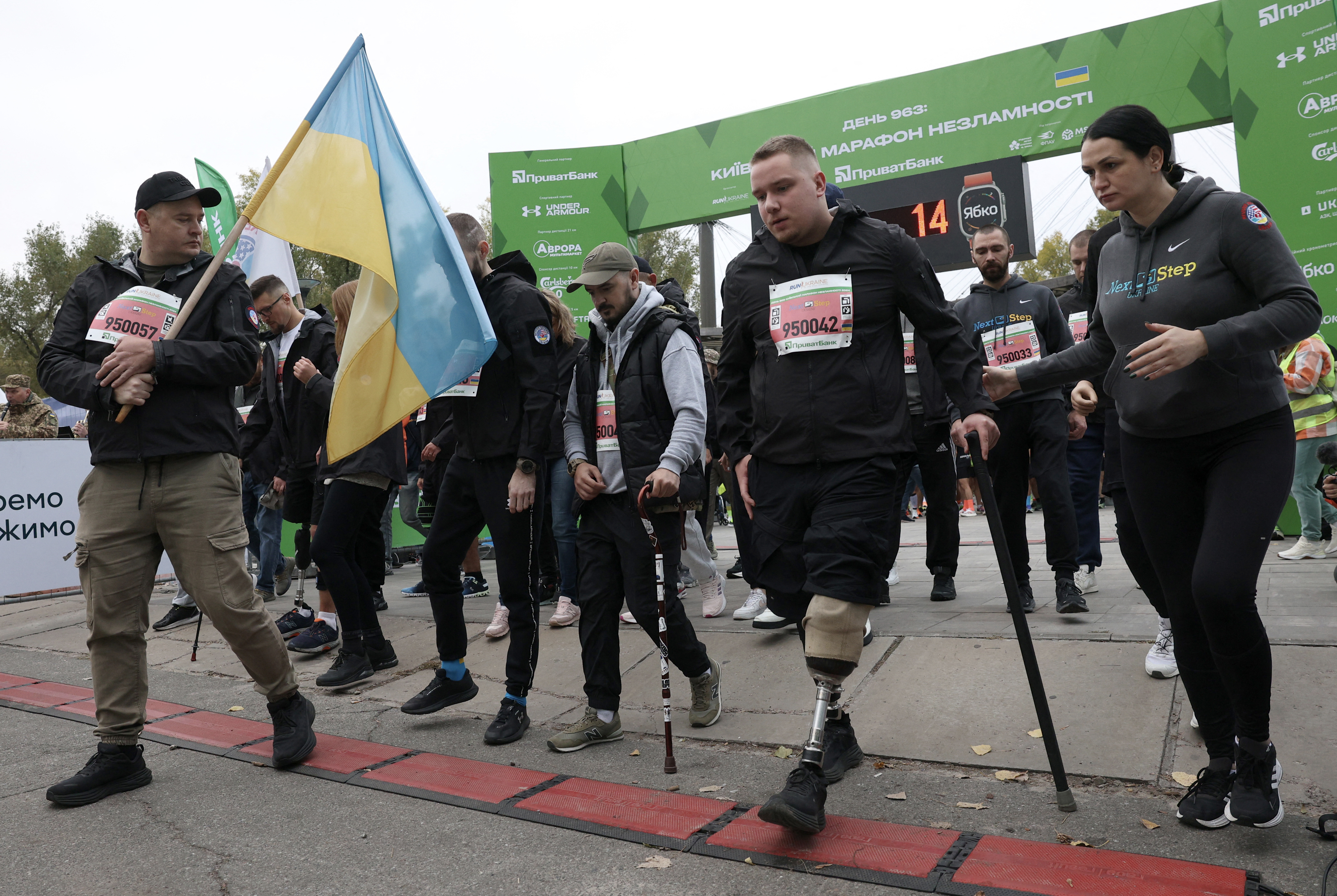 Amputee veterans of the Russian-Ukrainian war take part a symbolic start in the running festival "Kyiv Marathon of Invincibility" in Kyiv, on October 13, 2024, amid the Russian invasion on Ukraine. (Photo by Anatolii STEPANOV / AFP)