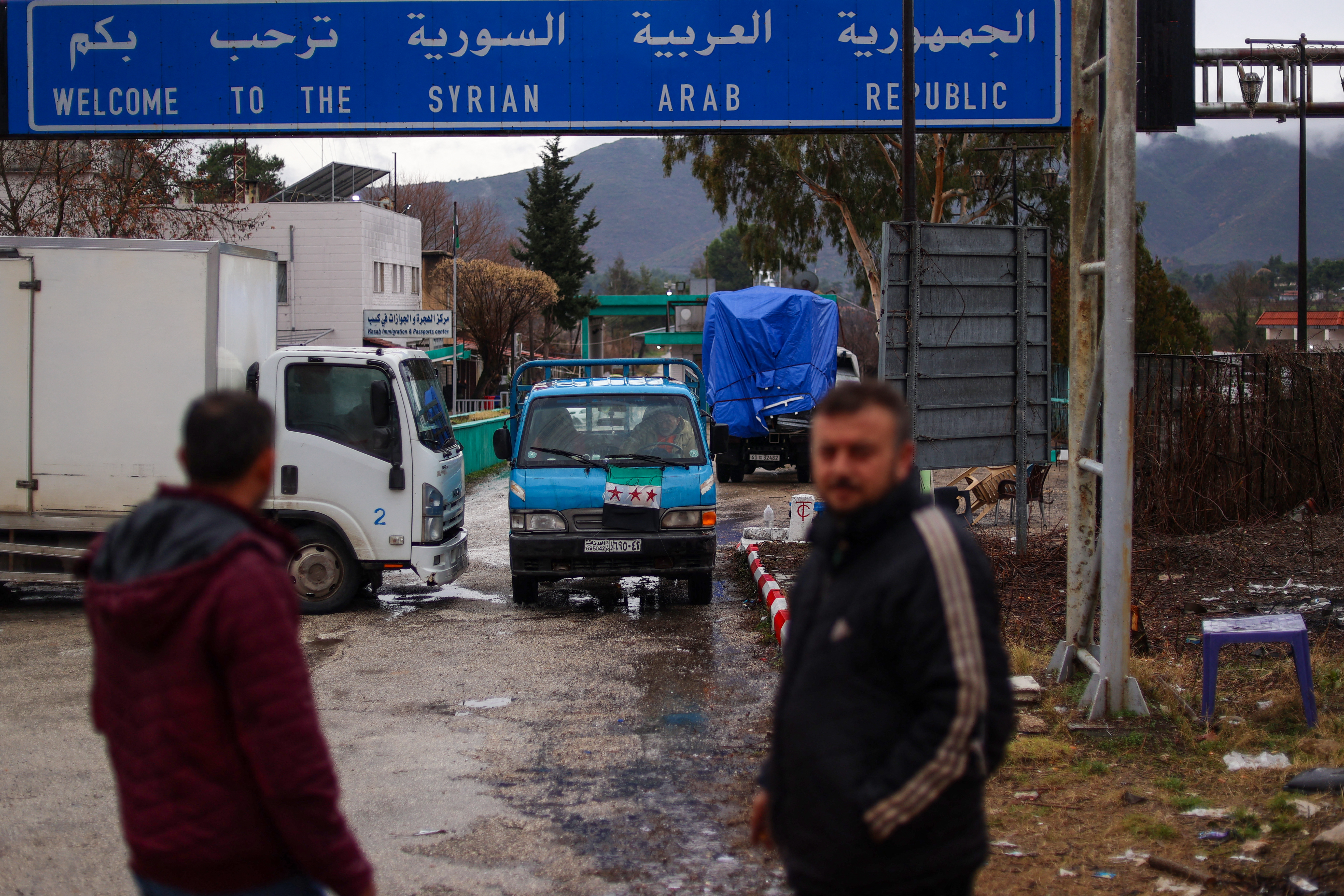 An independence-era flag is displayed on a truck returning to Syria from Turkey through the Kassab crossing on December 27, 2024. - Islamist-led rebels took Damascus in a lightning offensive on December 8, sending president Bashar al-Assad fleeing and ending five decades of Baath rule in Syria.